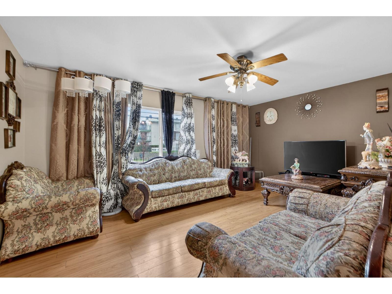 7576 140 Street, Surrey, BC - Indoor Photo Showing Living Room