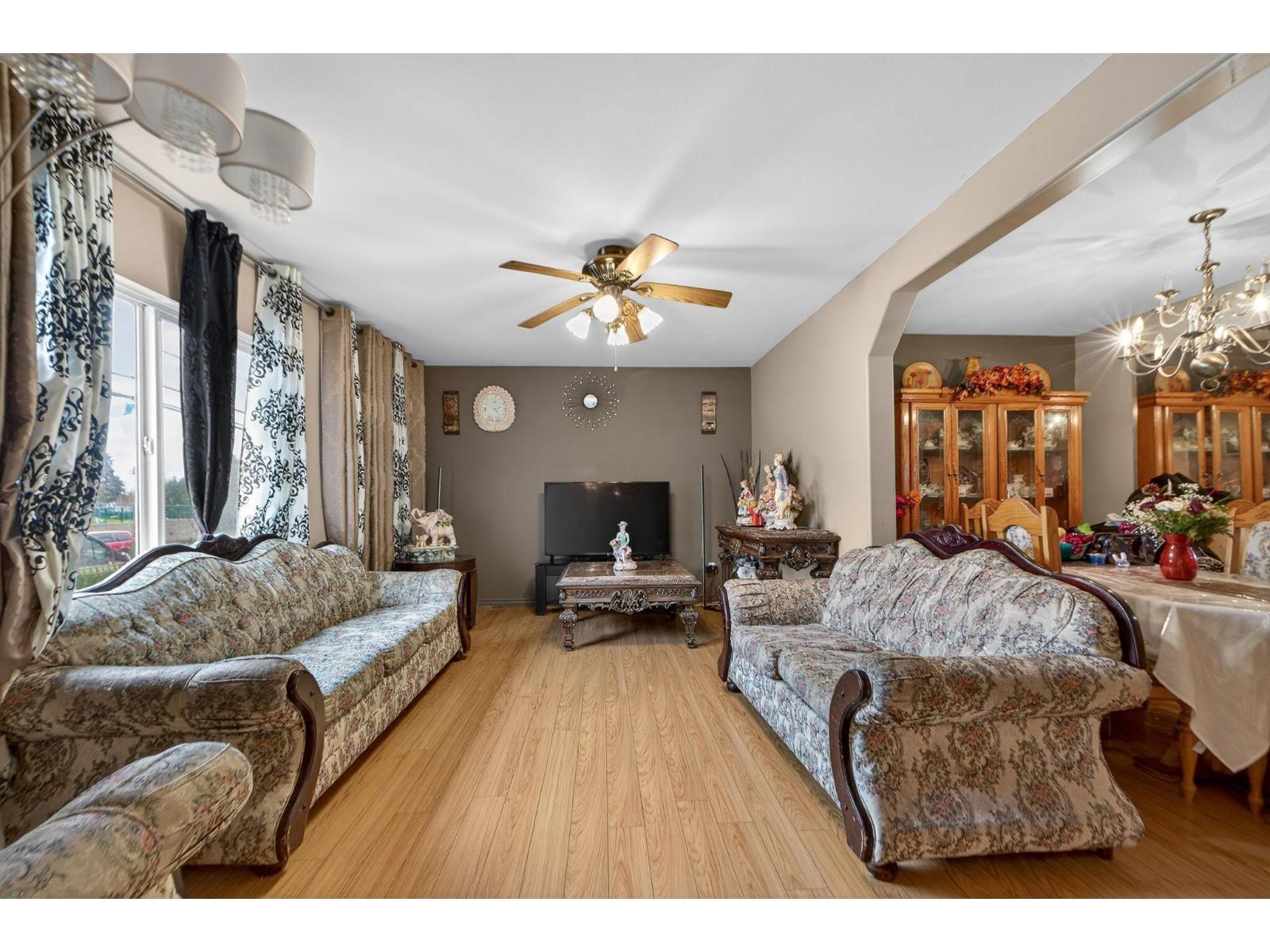 7576 140 Street, Surrey, BC - Indoor Photo Showing Living Room