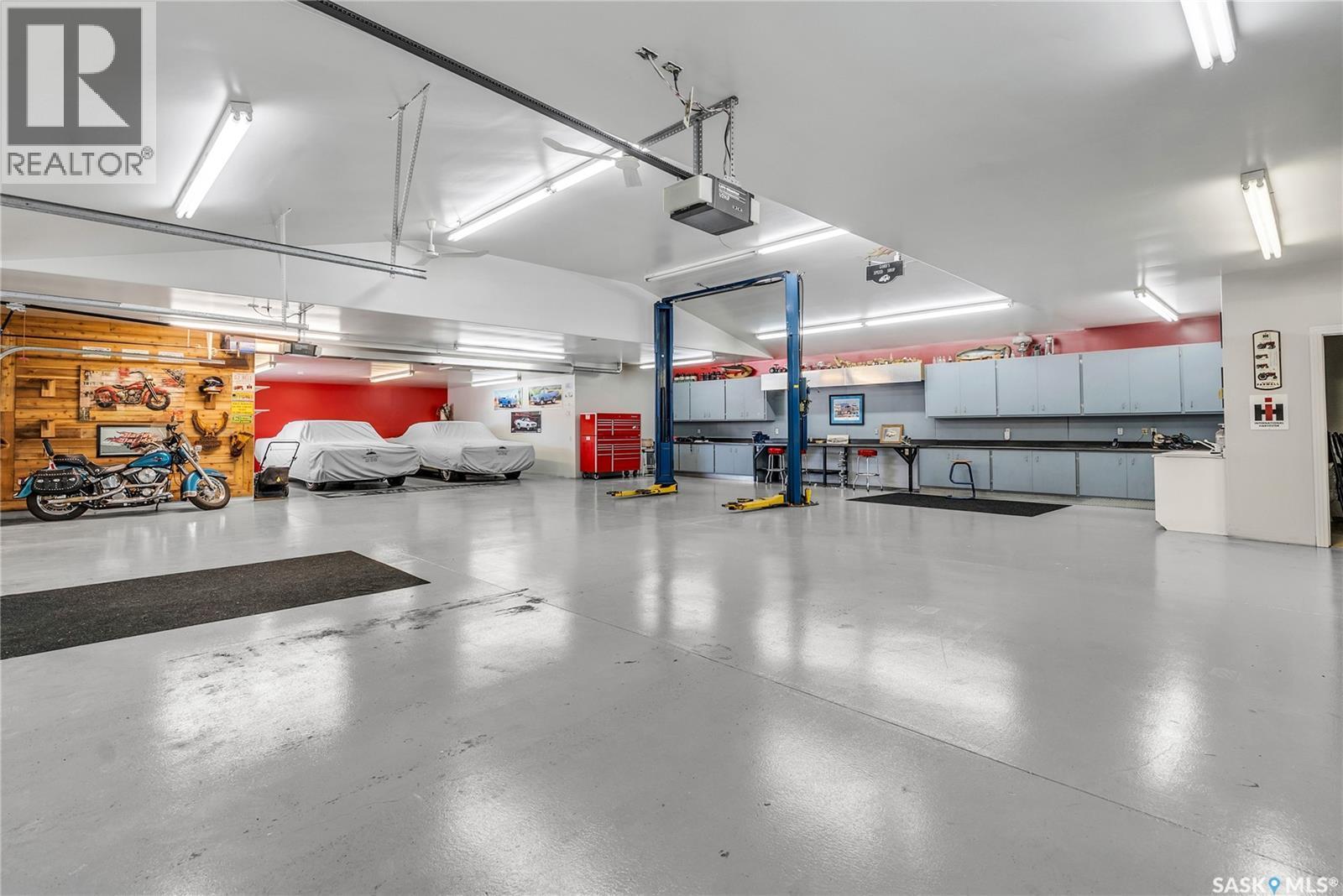 48 Cathedral Bluffs Road, Corman Park Rm No. 344, SK - Indoor Photo Showing Garage