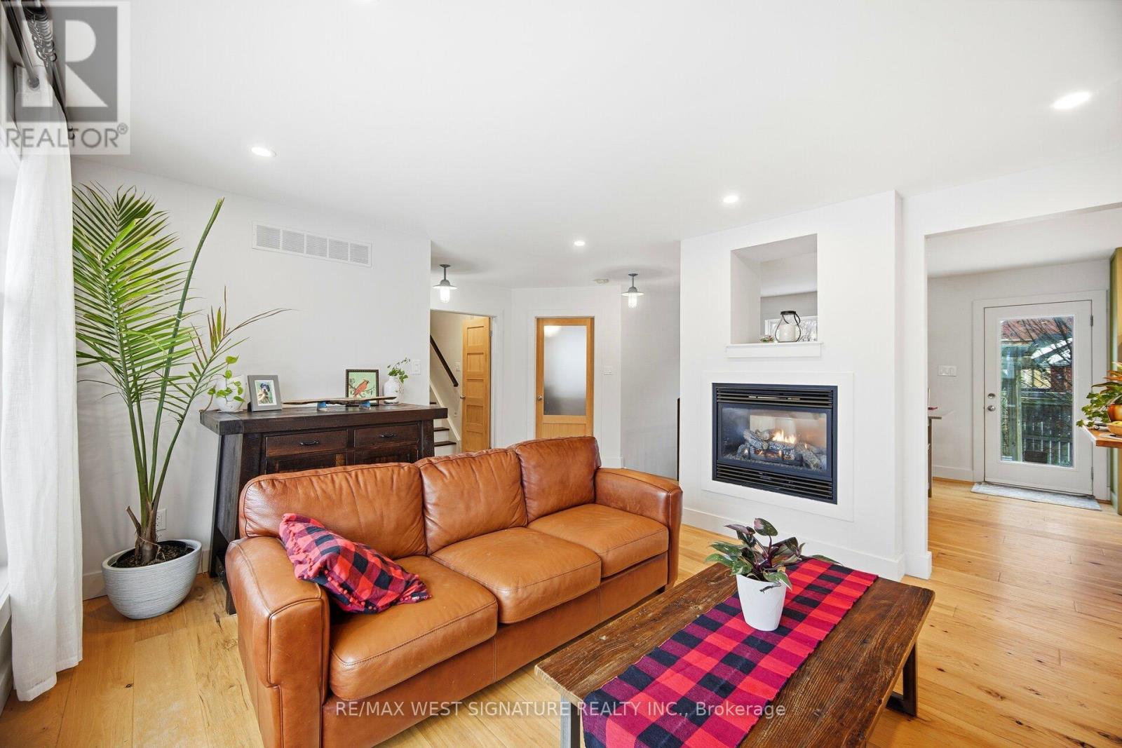 478 Main Street, King, ON - Indoor Photo Showing Living Room With Fireplace