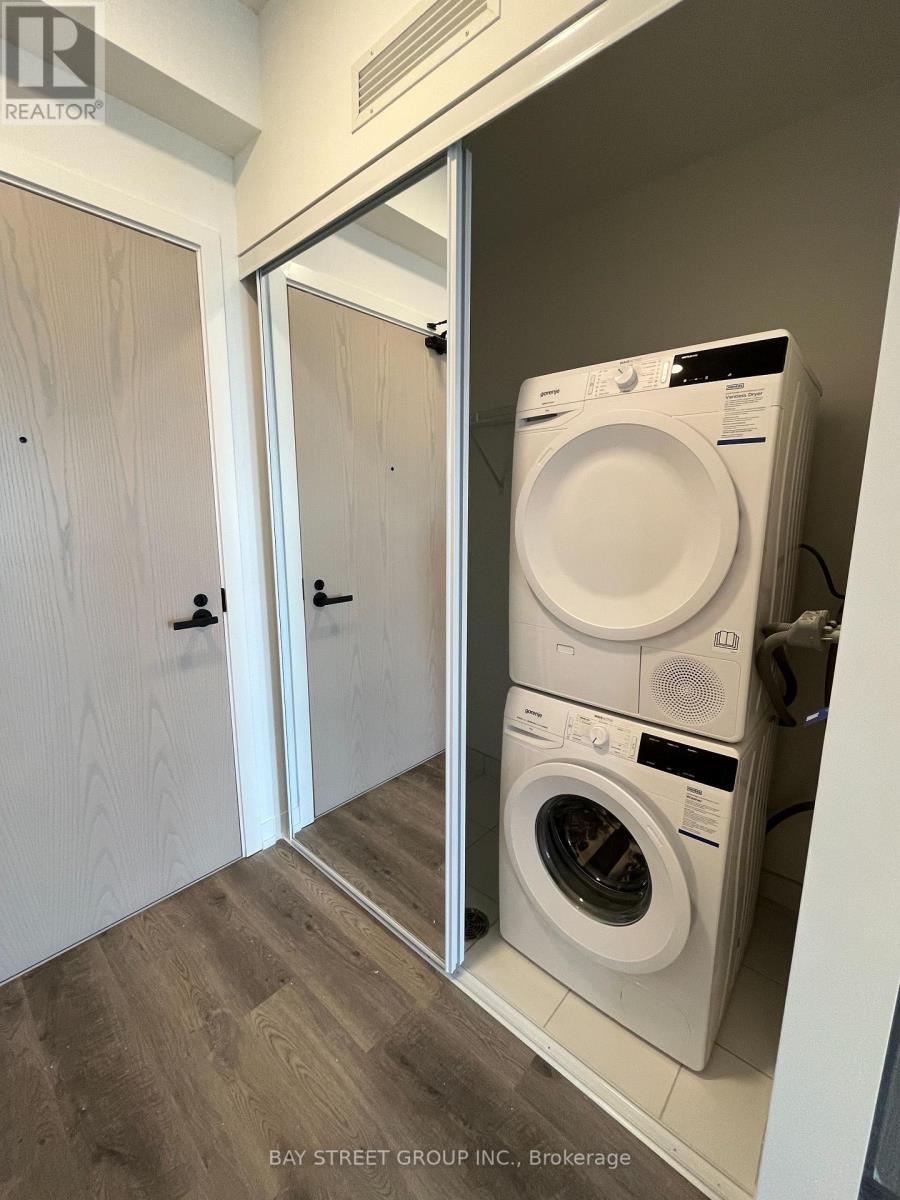 2211 - 8 Interchange Way, Vaughan, ON - Indoor Photo Showing Laundry Room