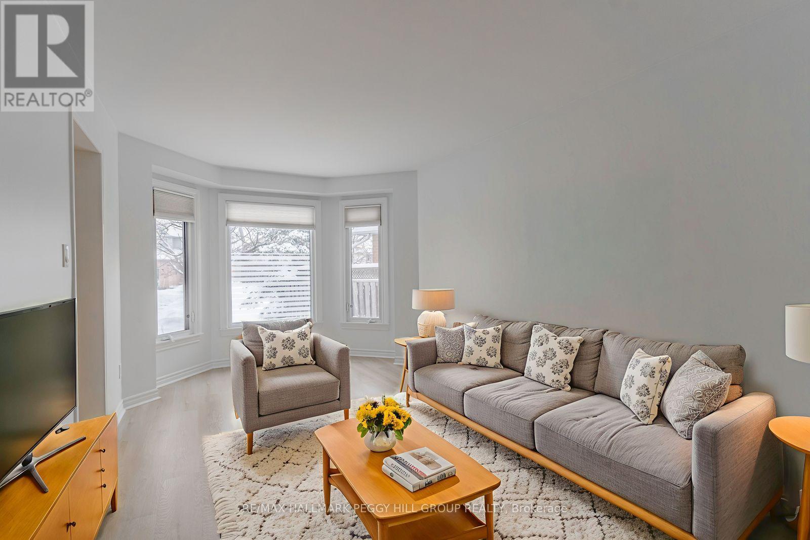 62 O'Shaughnessy Crescent, Barrie, ON - Indoor Photo Showing Living Room