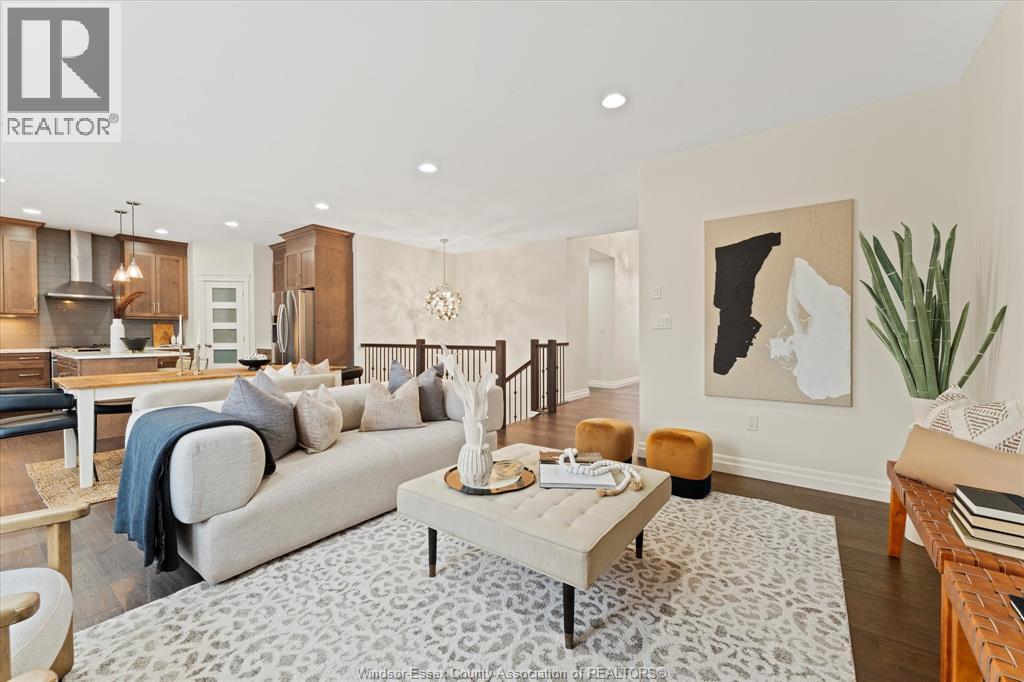 277 Carole Court, Lakeshore, ON - Indoor Photo Showing Living Room