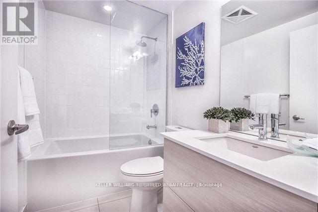 804 - 210 Simcoe Street, Toronto, ON - Indoor Photo Showing Bathroom