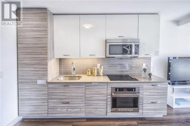 804 - 210 Simcoe Street, Toronto, ON - Indoor Photo Showing Kitchen With Upgraded Kitchen