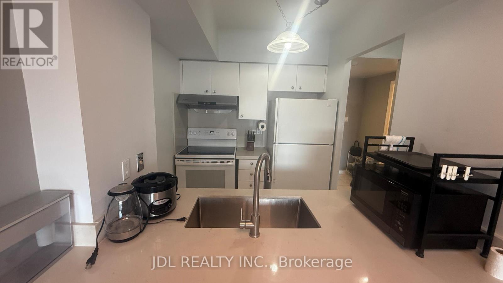 1610 - 887 Bay Street, Toronto, ON - Indoor Photo Showing Kitchen