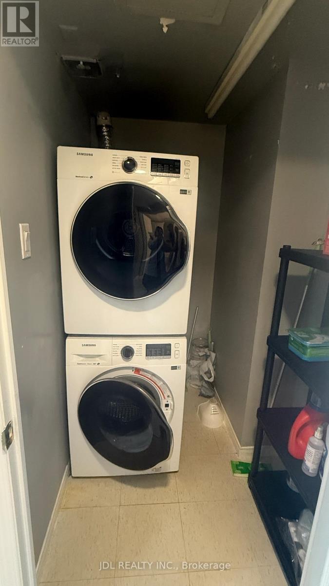 1610 - 887 Bay Street, Toronto, ON - Indoor Photo Showing Laundry Room