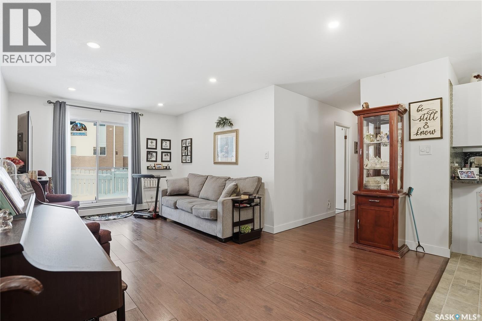 104 309A Cree Crescent, Saskatoon, SK - Indoor Photo Showing Living Room