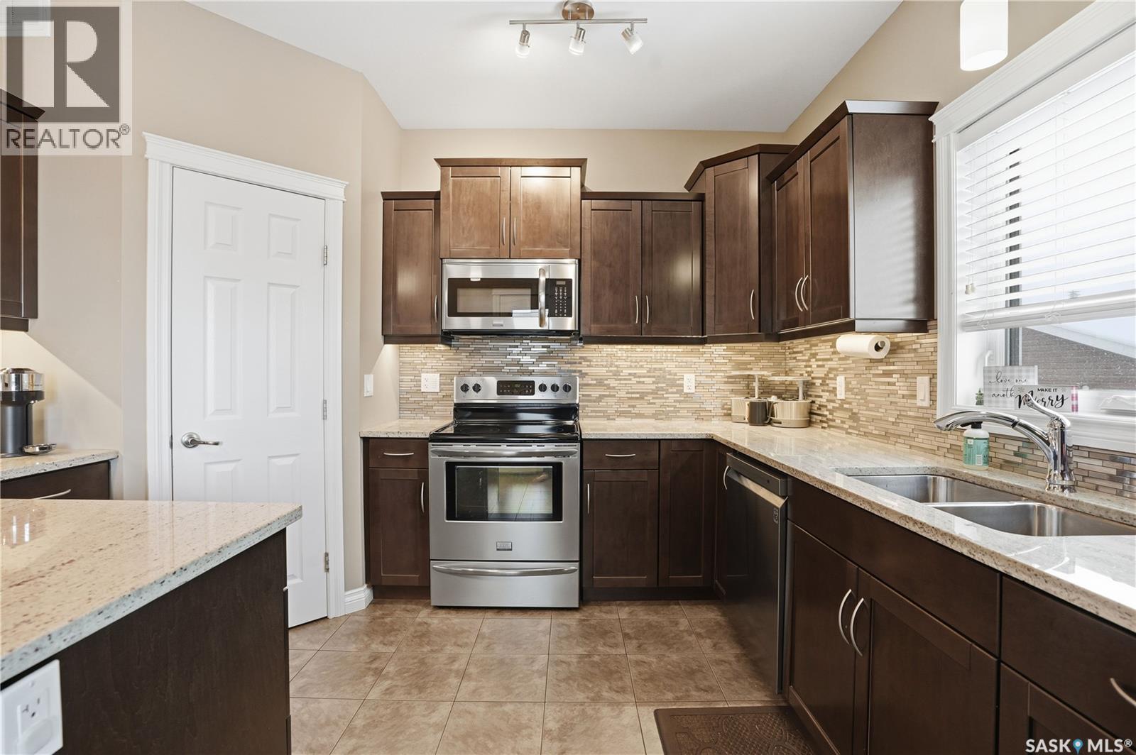 405 Golden Willow Way, Warman, SK - Indoor Photo Showing Kitchen With Double Sink With Upgraded Kitchen