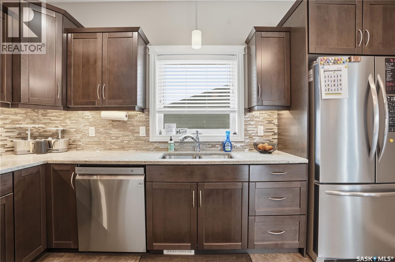 405 Golden Willow Way, Warman, SK - Indoor Photo Showing Kitchen With Double Sink With Upgraded Kitchen
