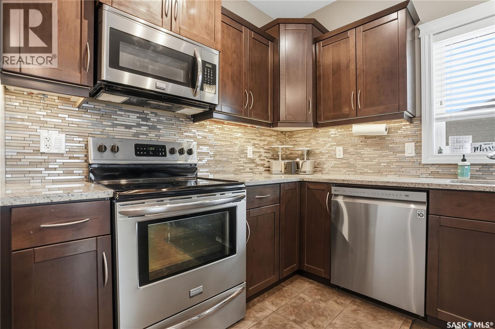 405 Golden Willow Way, Warman, SK - Indoor Photo Showing Kitchen With Upgraded Kitchen