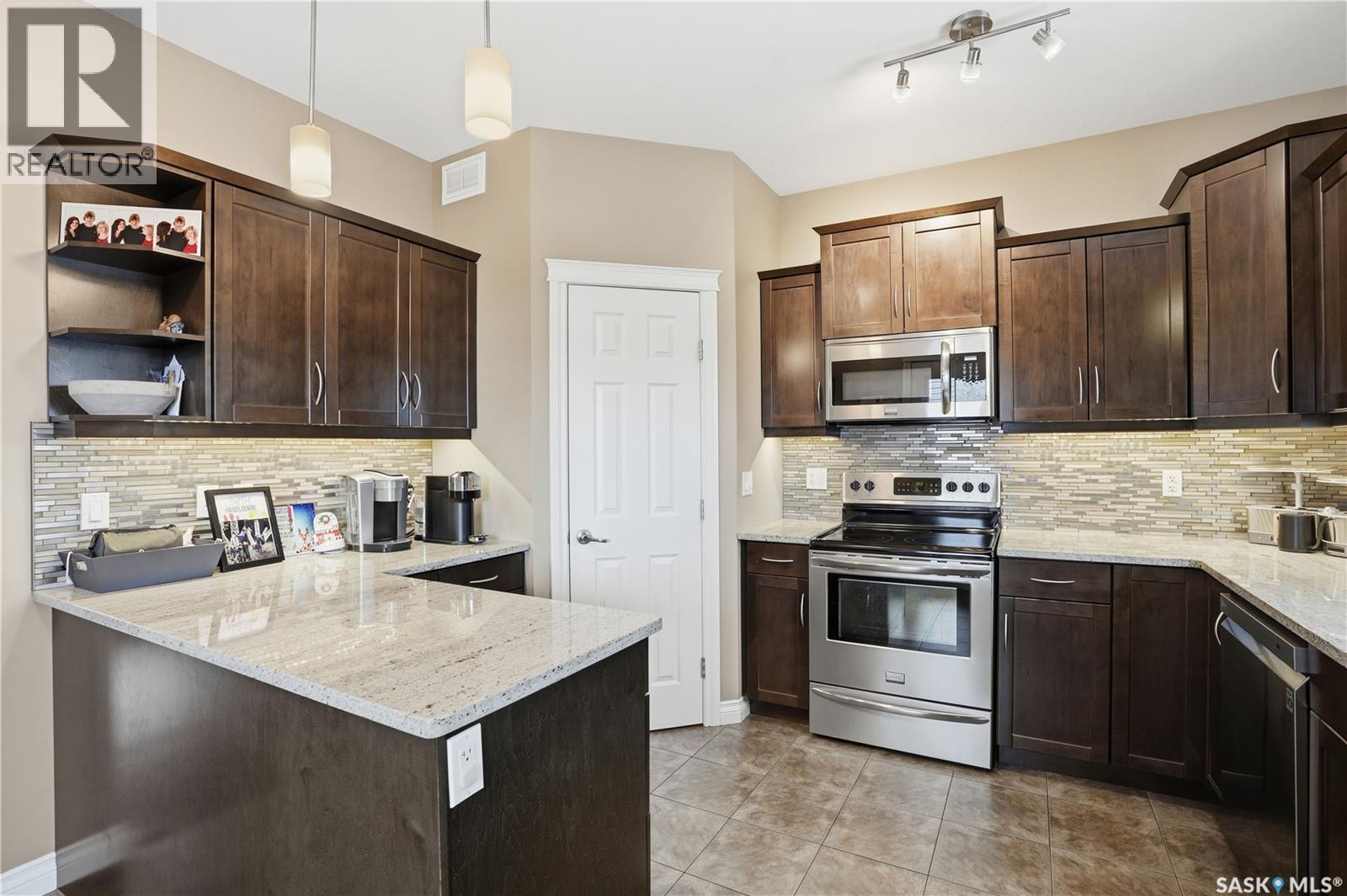 405 Golden Willow Way, Warman, SK - Indoor Photo Showing Kitchen With Upgraded Kitchen