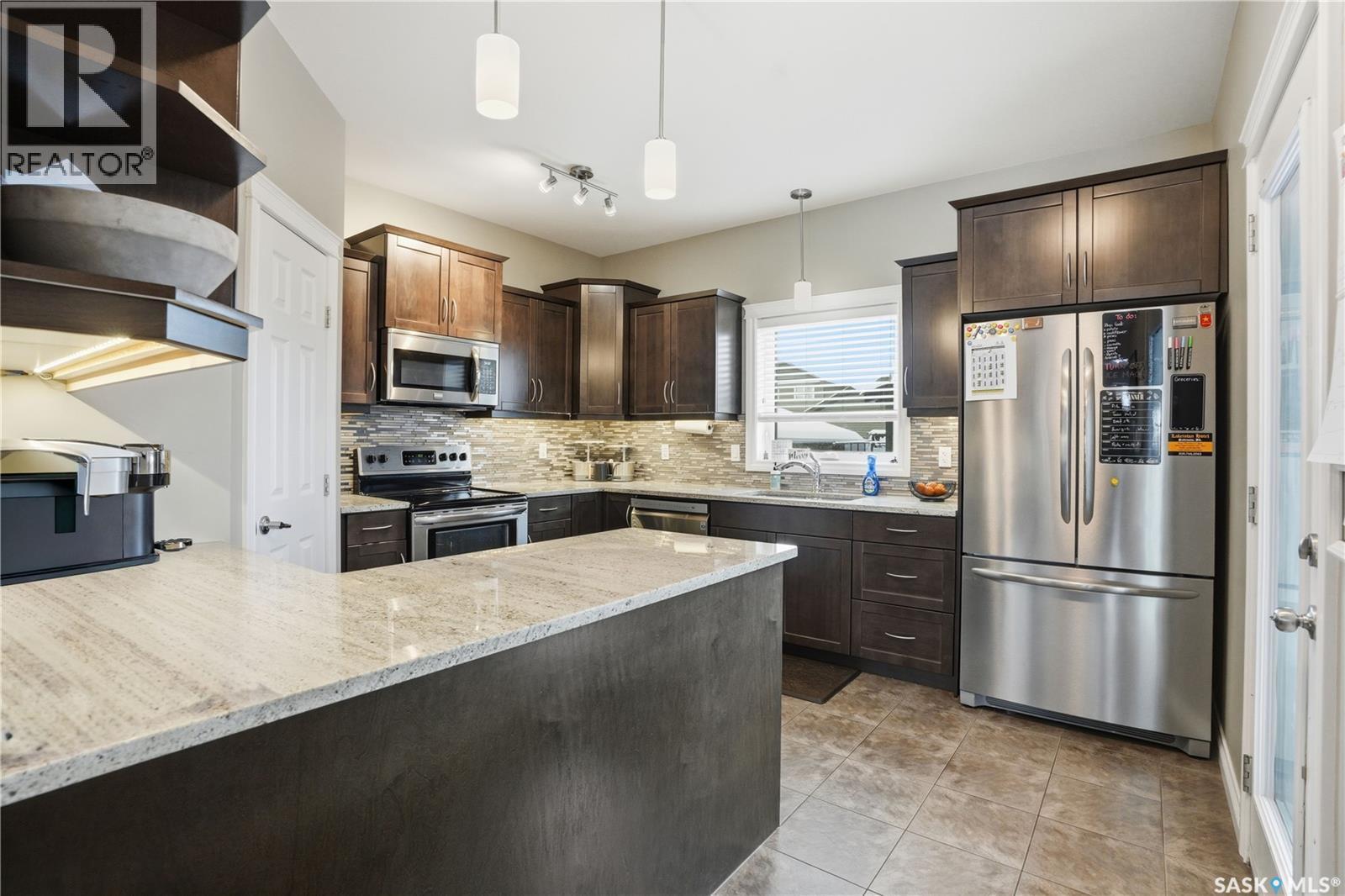 405 Golden Willow Way, Warman, SK - Indoor Photo Showing Kitchen With Upgraded Kitchen