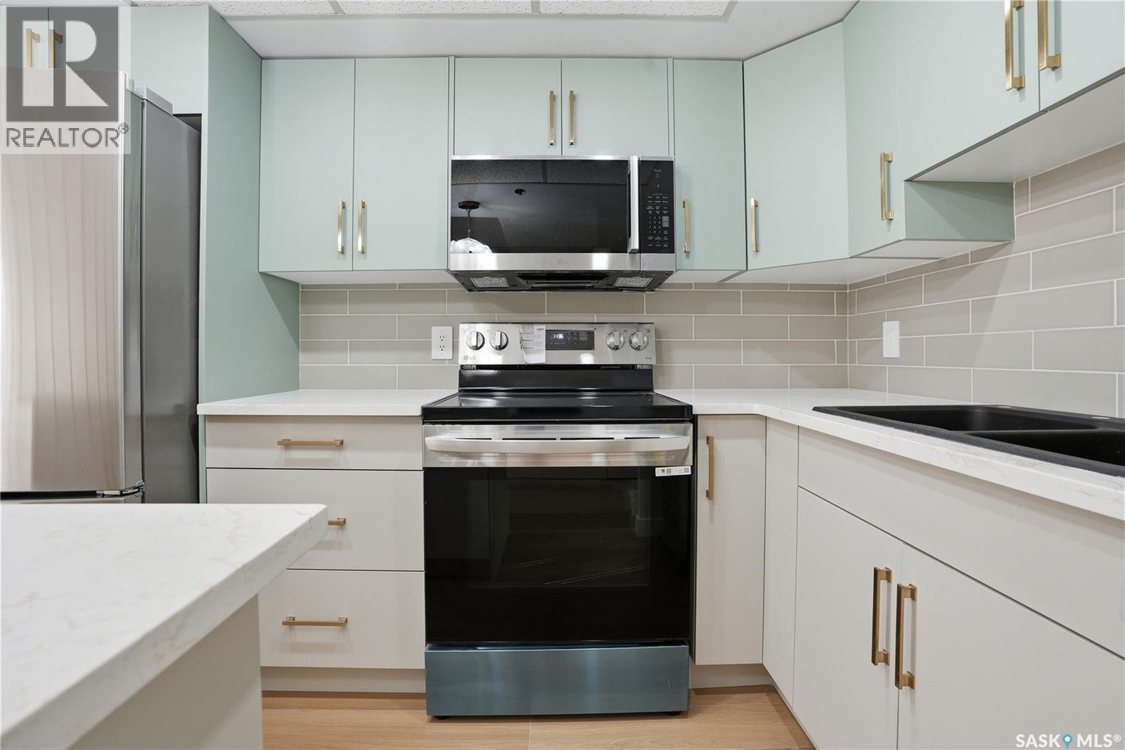 602 315 5Th Avenue N, Saskatoon, SK - Indoor Photo Showing Kitchen With Double Sink
