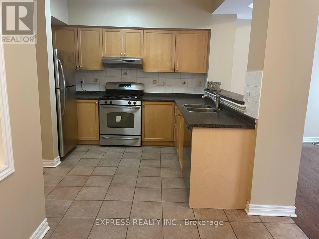 40 Firwood Drive, Richmond Hill, ON - Indoor Photo Showing Kitchen With Double Sink