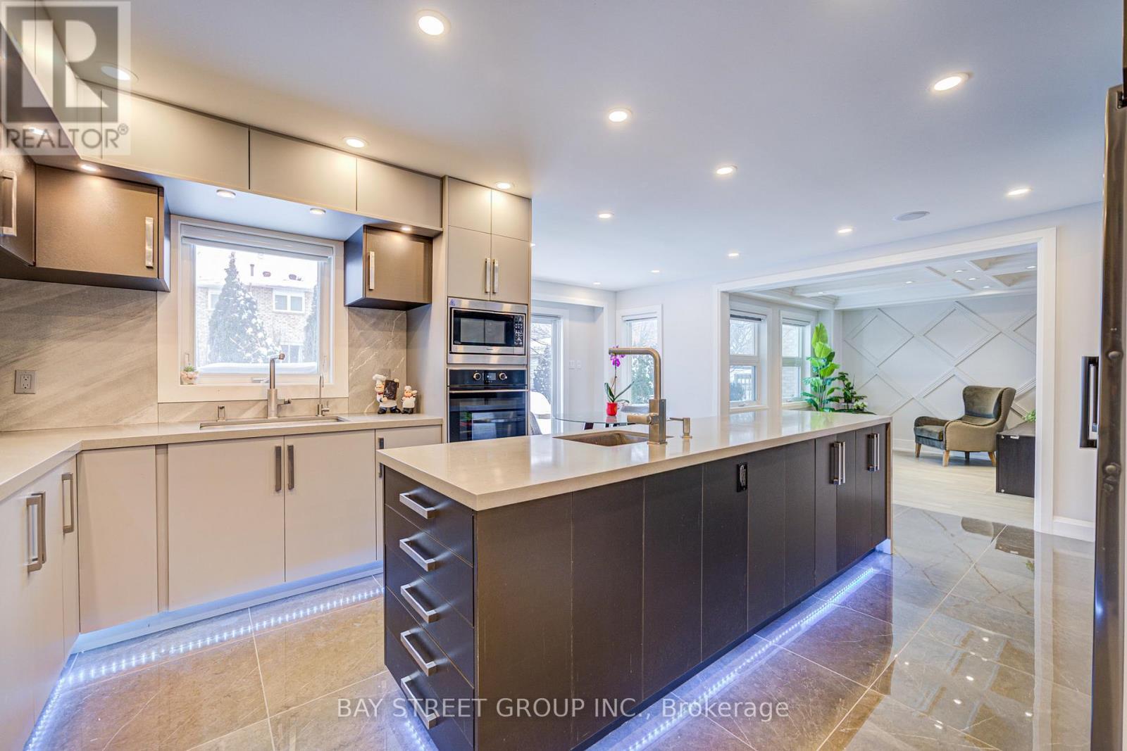 48 Coldstream Crescent, Richmond Hill, ON - Indoor Photo Showing Kitchen With Upgraded Kitchen