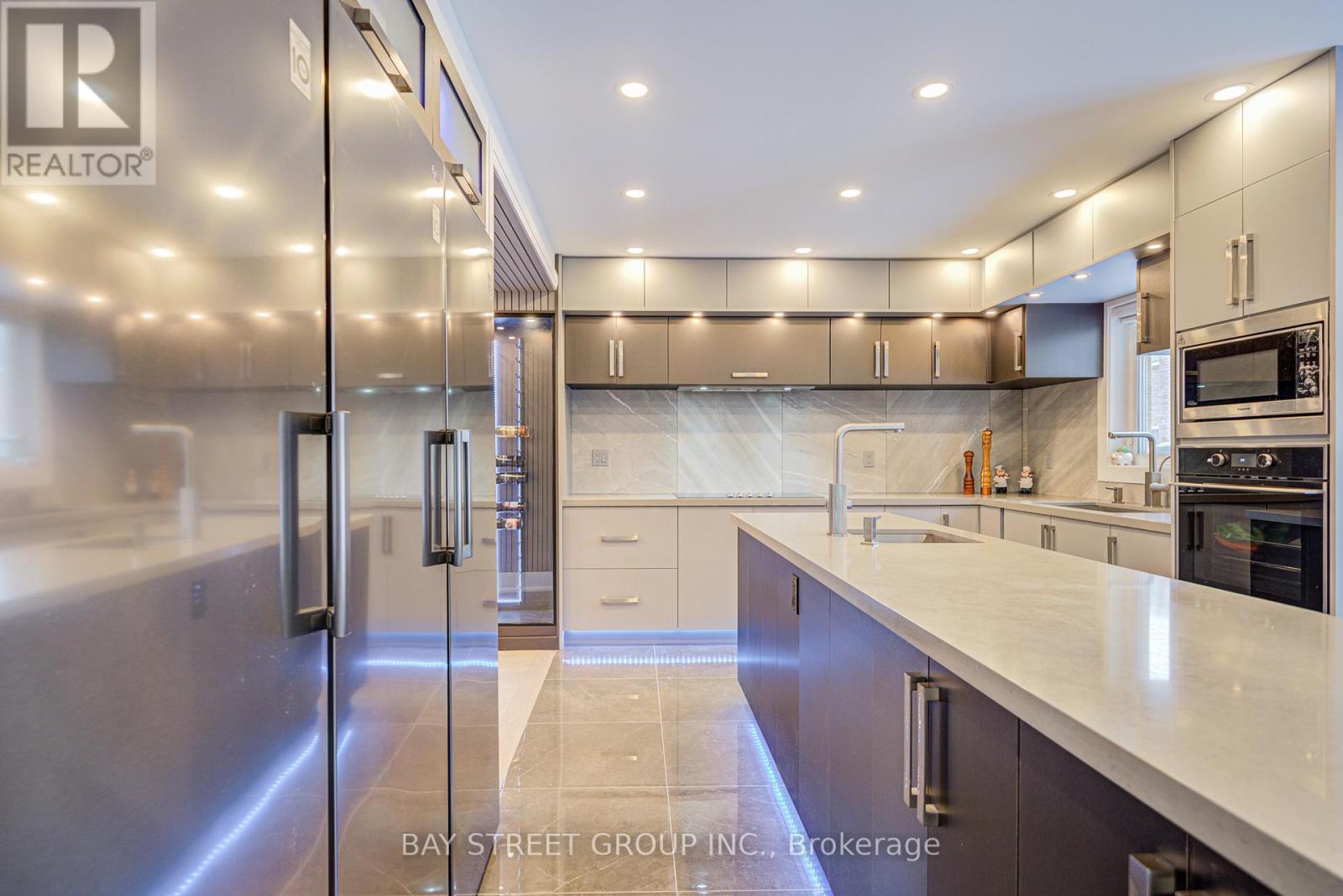 48 Coldstream Crescent, Richmond Hill, ON - Indoor Photo Showing Kitchen With Upgraded Kitchen