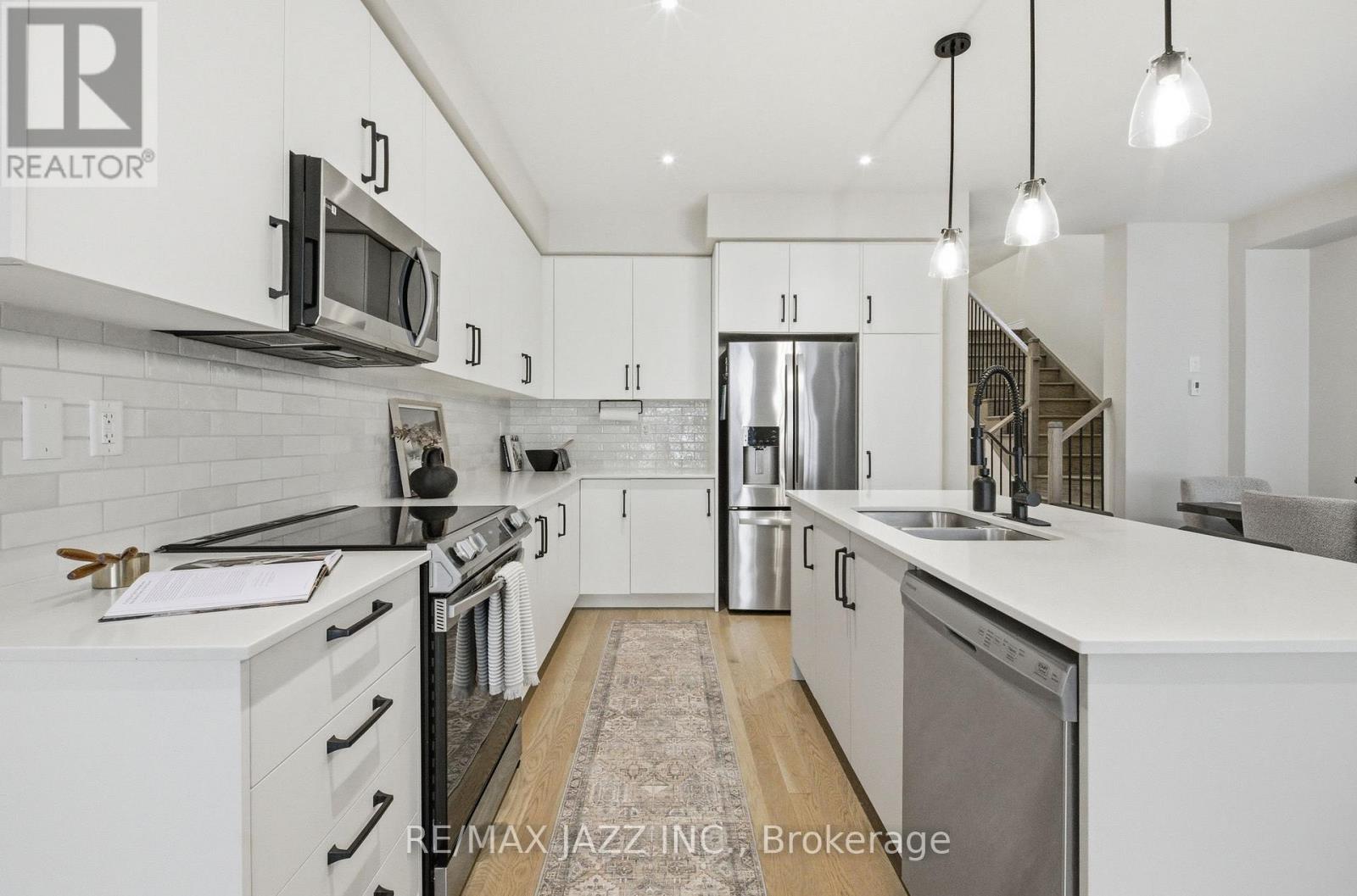 127 Laing Drive, Whitby, ON - Indoor Photo Showing Kitchen With Double Sink With Upgraded Kitchen