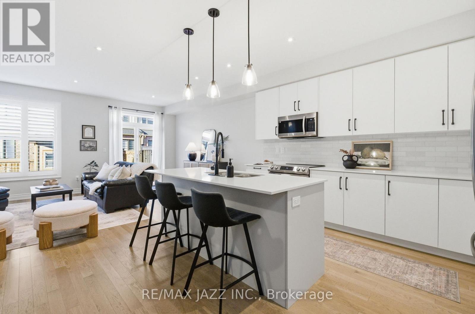 127 Laing Drive, Whitby, ON - Indoor Photo Showing Kitchen With Upgraded Kitchen