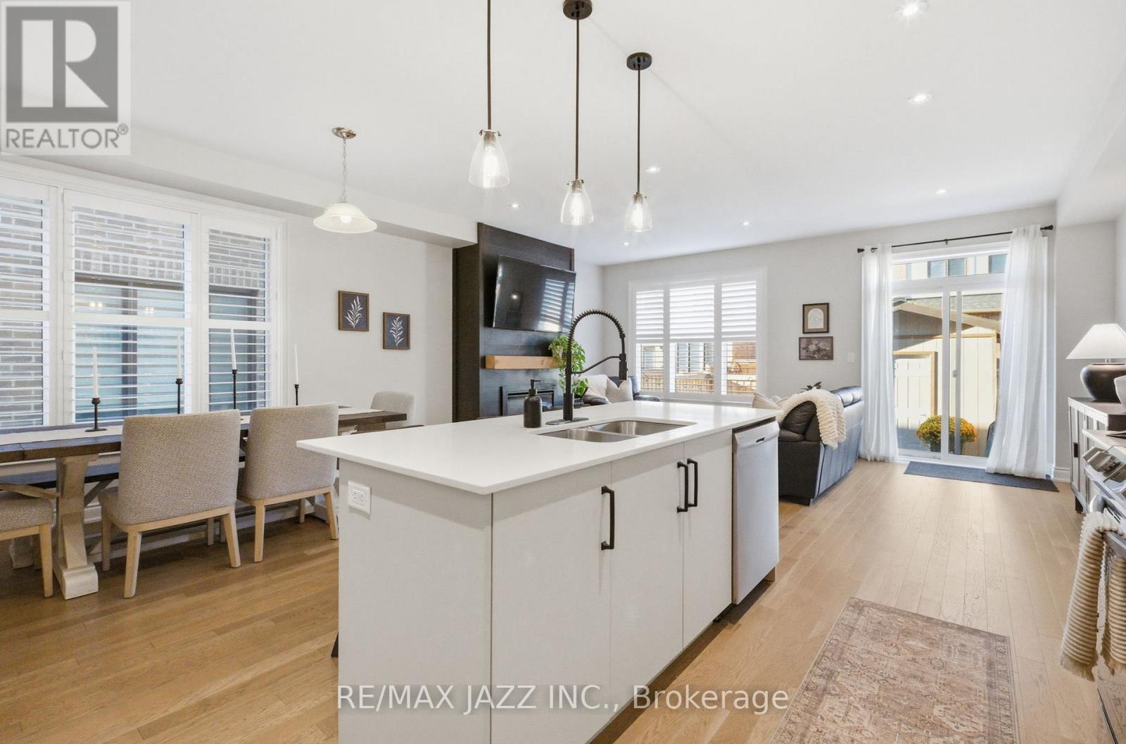 127 Laing Drive, Whitby, ON - Indoor Photo Showing Kitchen With Double Sink With Upgraded Kitchen