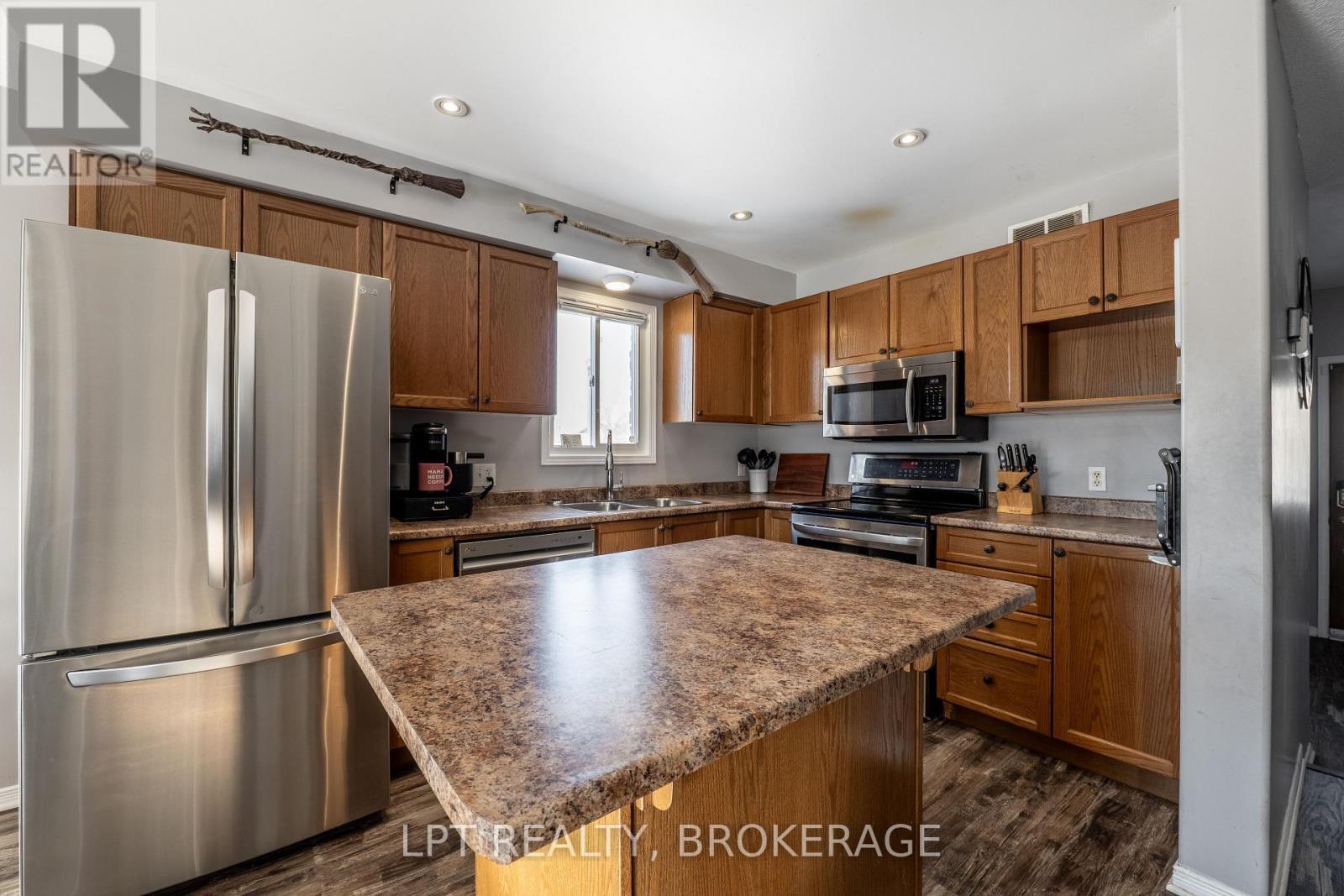 487 Mccallum Street, Kingston (Kingston East (Incl Barret Crt)), ON - Indoor Photo Showing Kitchen With Double Sink