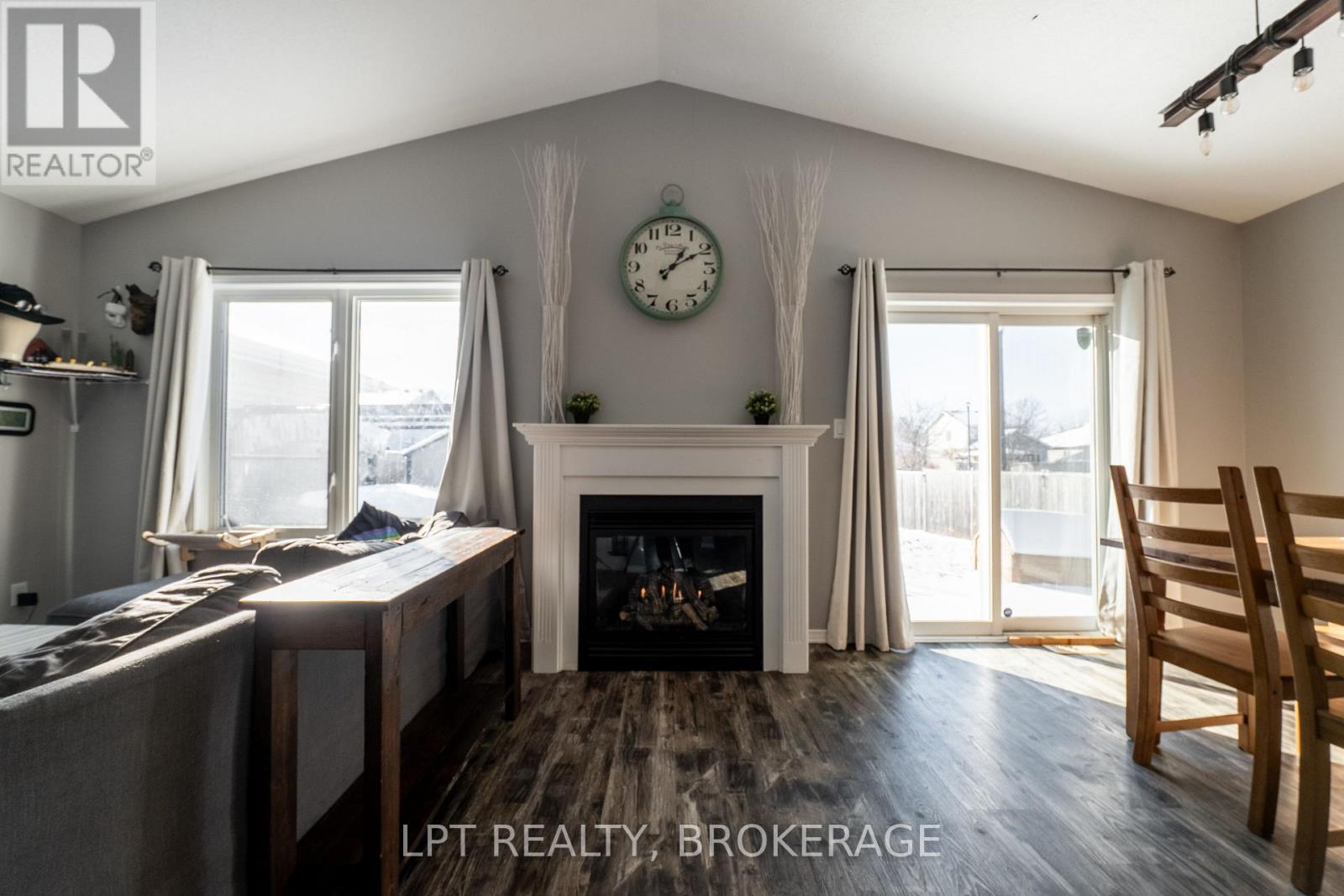 487 Mccallum Street, Kingston (Kingston East (Incl Barret Crt)), ON - Indoor With Fireplace