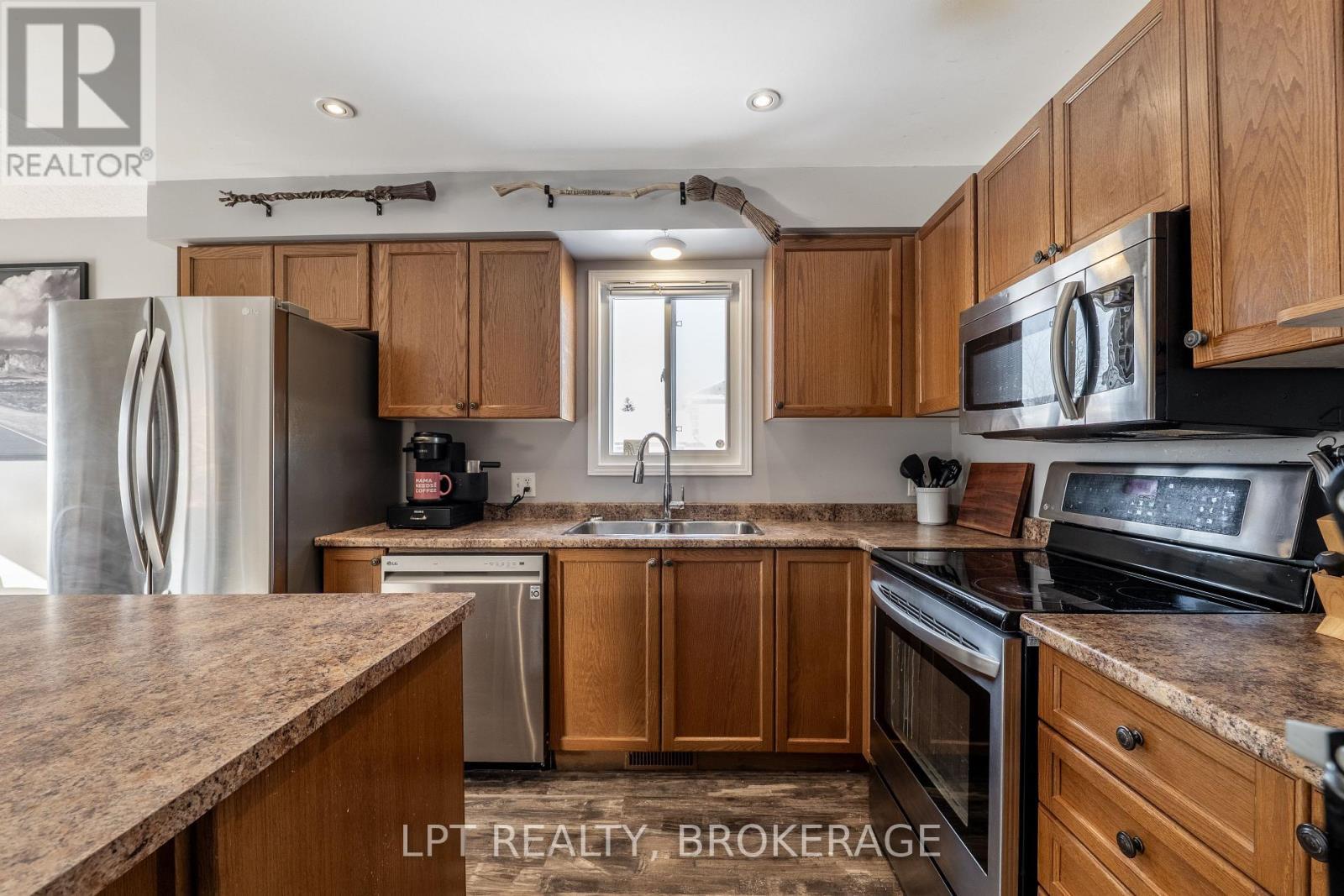 487 Mccallum Street, Kingston (Kingston East (Incl Barret Crt)), ON - Indoor Photo Showing Kitchen With Double Sink