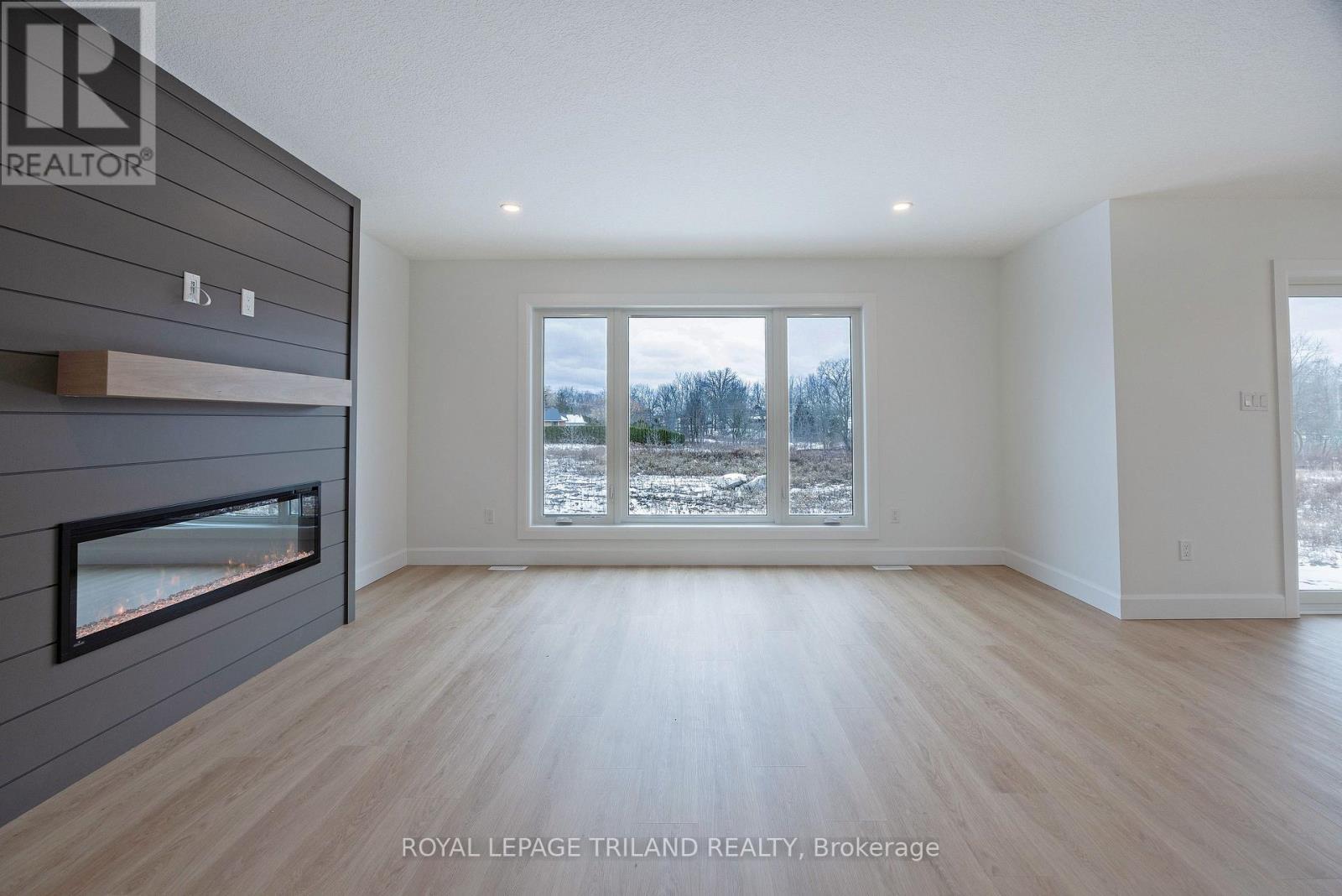 116 Aspen Parkway, Aylmer, ON - Indoor Photo Showing Living Room With Fireplace