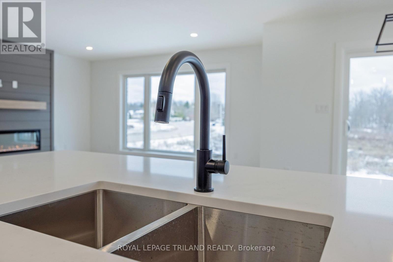 116 Aspen Parkway, Aylmer, ON - Indoor Photo Showing Kitchen With Double Sink