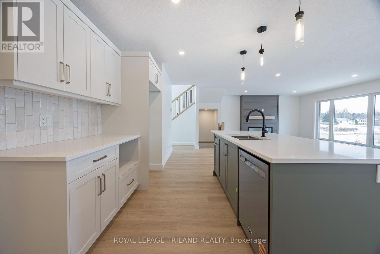 116 Aspen Parkway, Aylmer, ON - Indoor Photo Showing Kitchen With Double Sink With Upgraded Kitchen