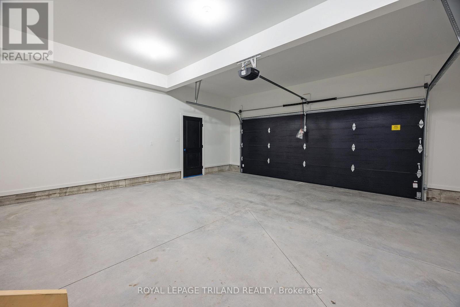 116 Aspen Parkway, Aylmer, ON - Indoor Photo Showing Garage