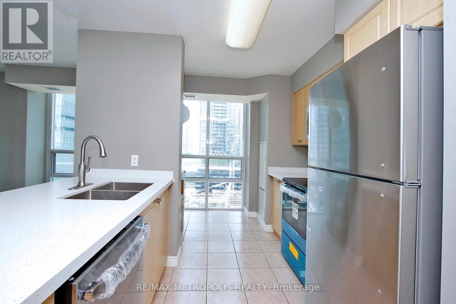 2006 - 30 Grand Trunk Crescent, Toronto, ON - Indoor Photo Showing Kitchen With Double Sink With Upgraded Kitchen