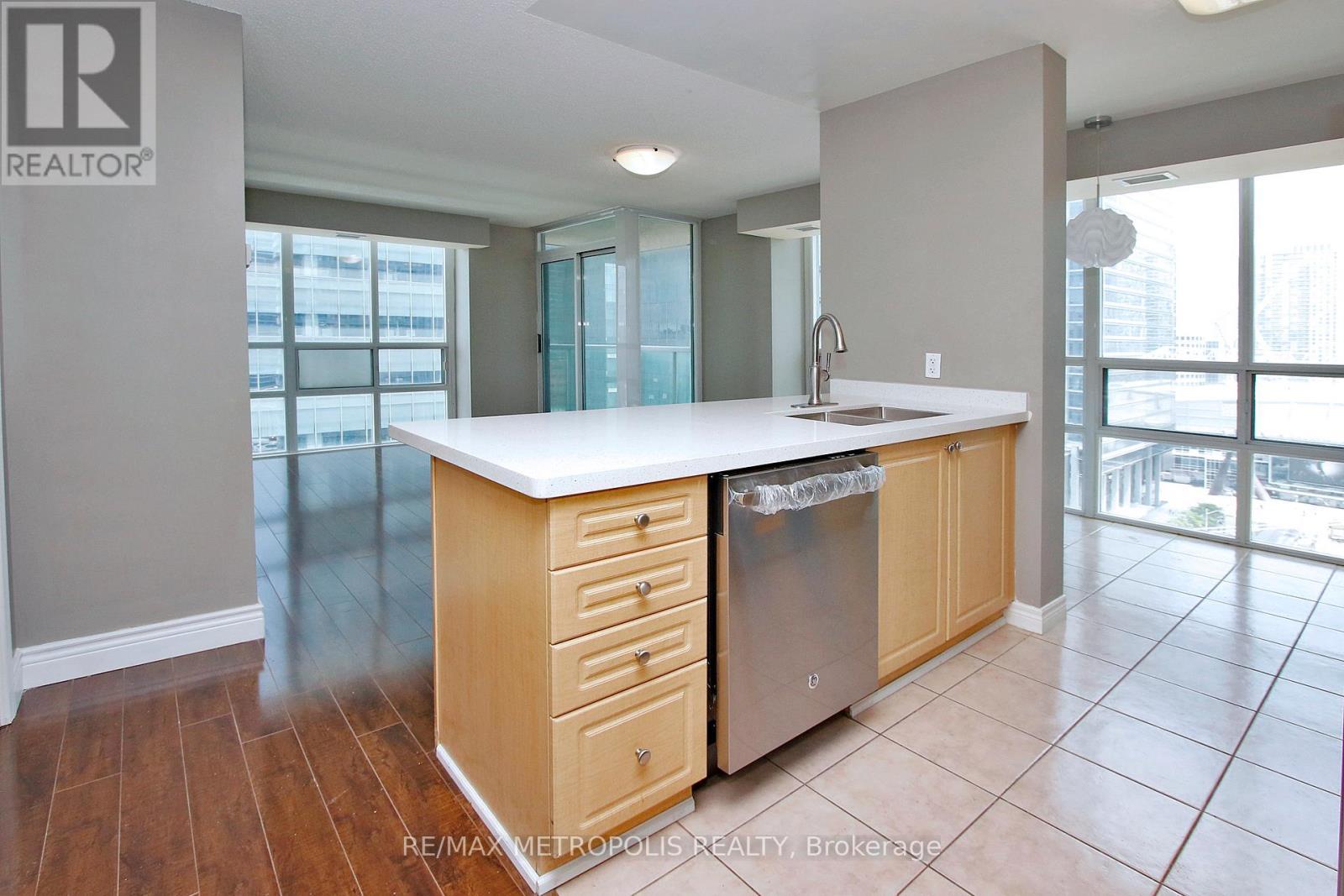2006 - 30 Grand Trunk Crescent, Toronto, ON - Indoor Photo Showing Kitchen