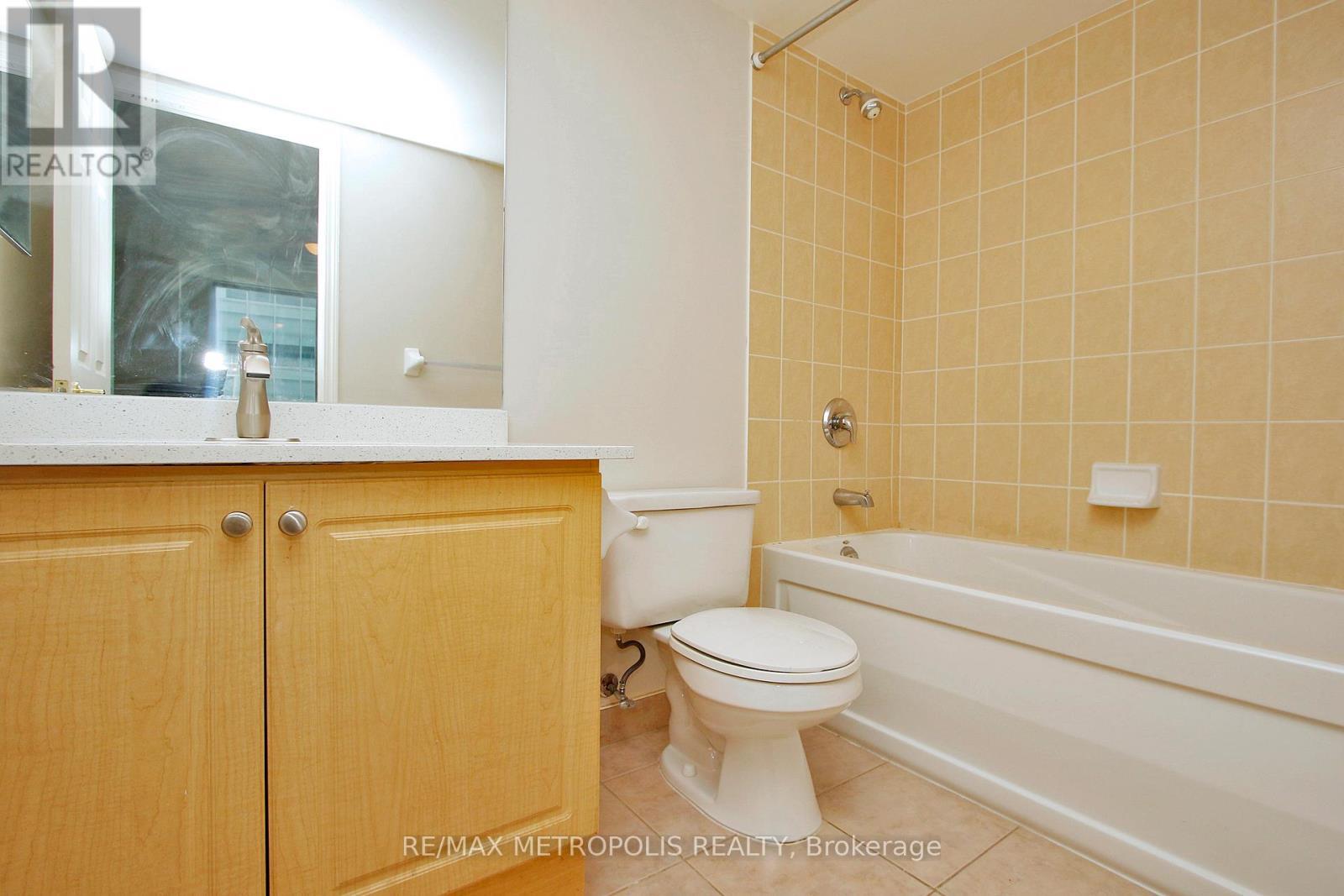 2006 - 30 Grand Trunk Crescent, Toronto, ON - Indoor Photo Showing Bathroom
