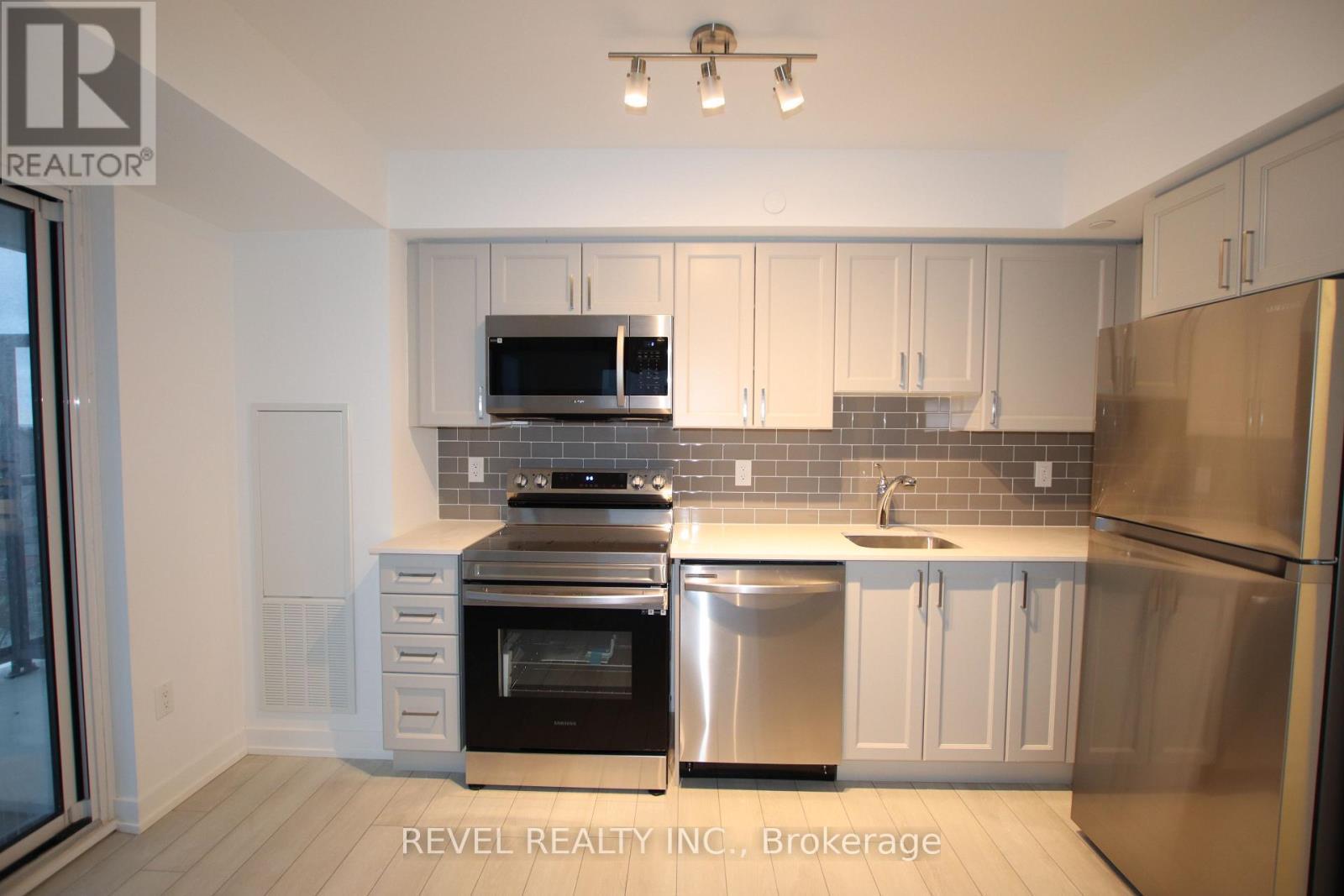 912 - 1480 Bayly Street, Pickering, ON - Indoor Photo Showing Kitchen With Stainless Steel Kitchen