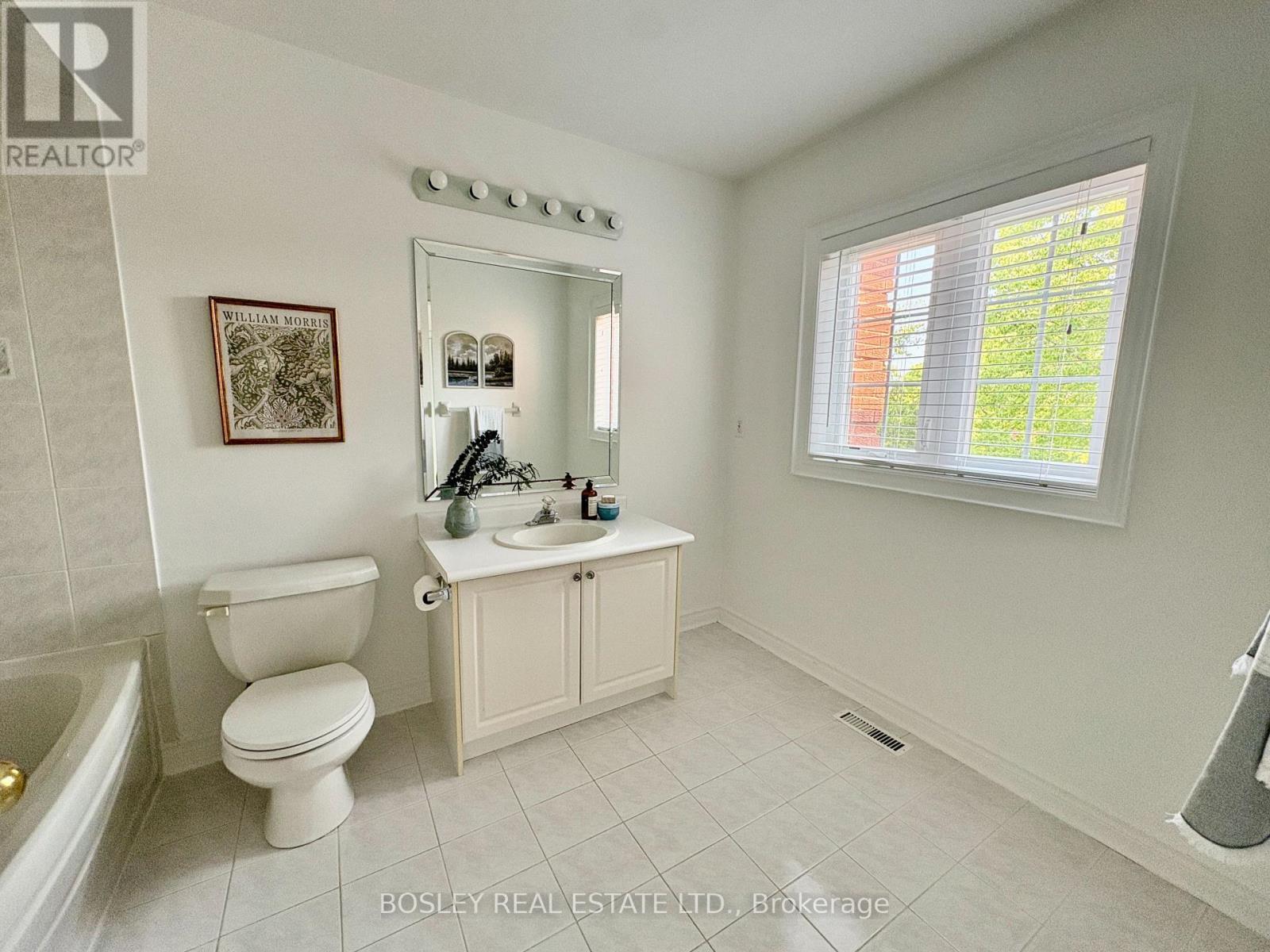 82 Woodstone Avenue, Richmond Hill, ON - Indoor Photo Showing Bathroom