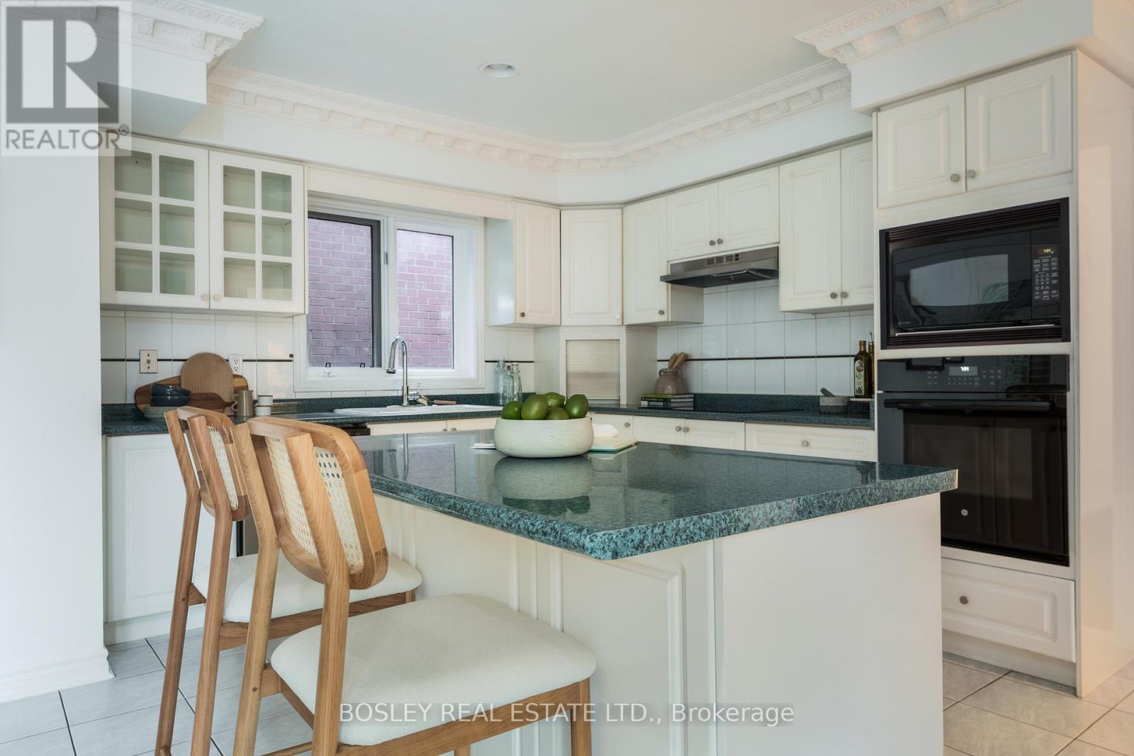82 Woodstone Avenue, Richmond Hill, ON - Indoor Photo Showing Kitchen