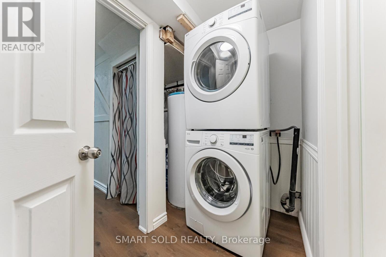 22 Hazelglen Court, Brampton, ON - Indoor Photo Showing Laundry Room