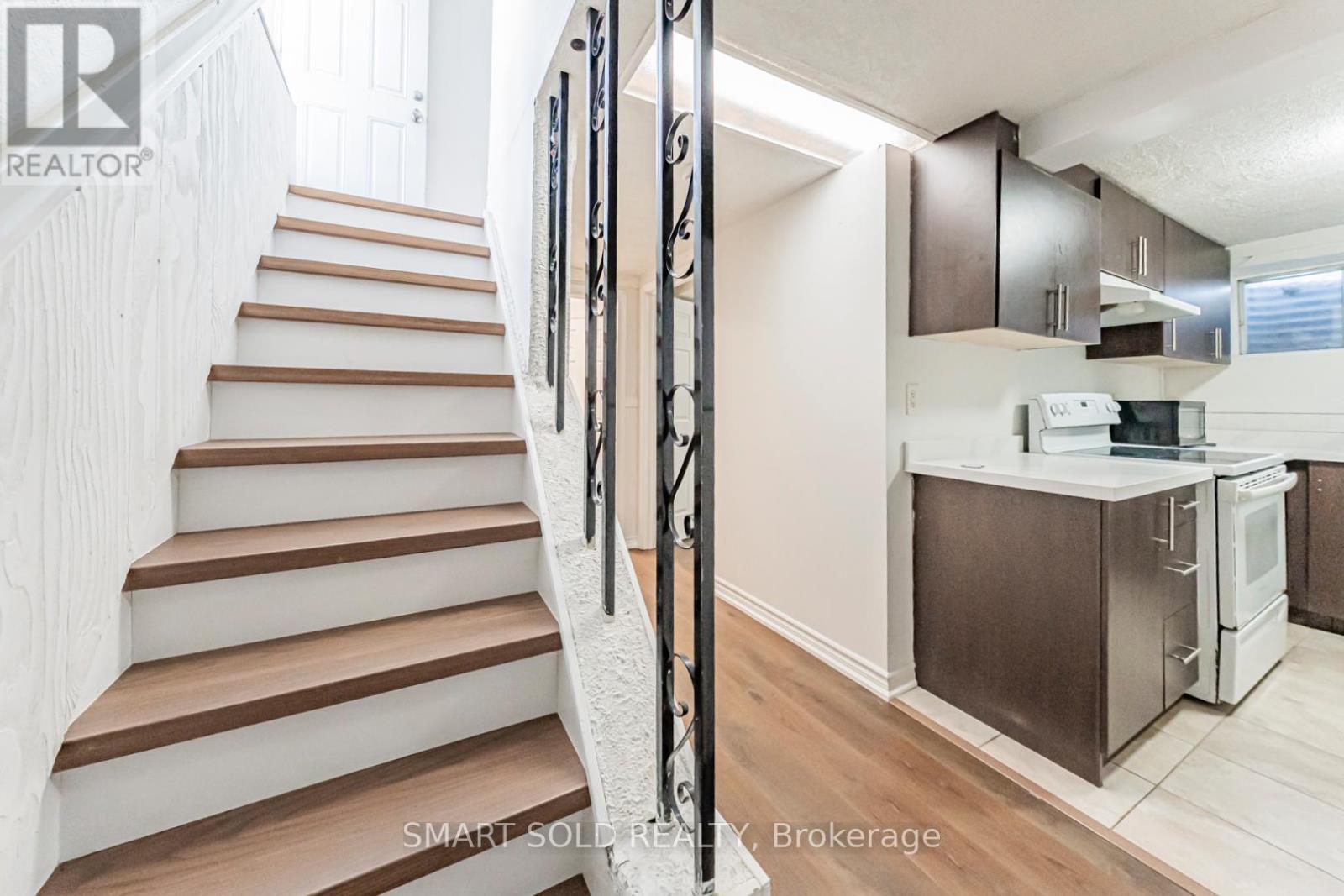 22 Hazelglen Court, Brampton, ON - Indoor Photo Showing Kitchen