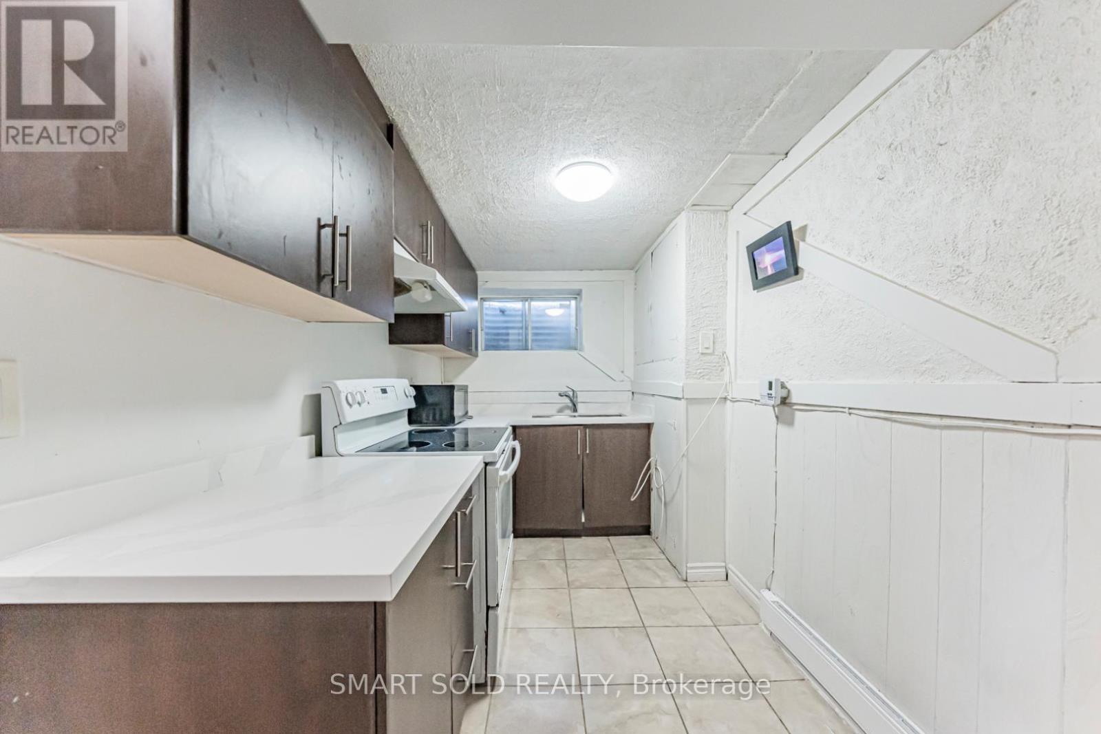 22 Hazelglen Court, Brampton, ON - Indoor Photo Showing Kitchen