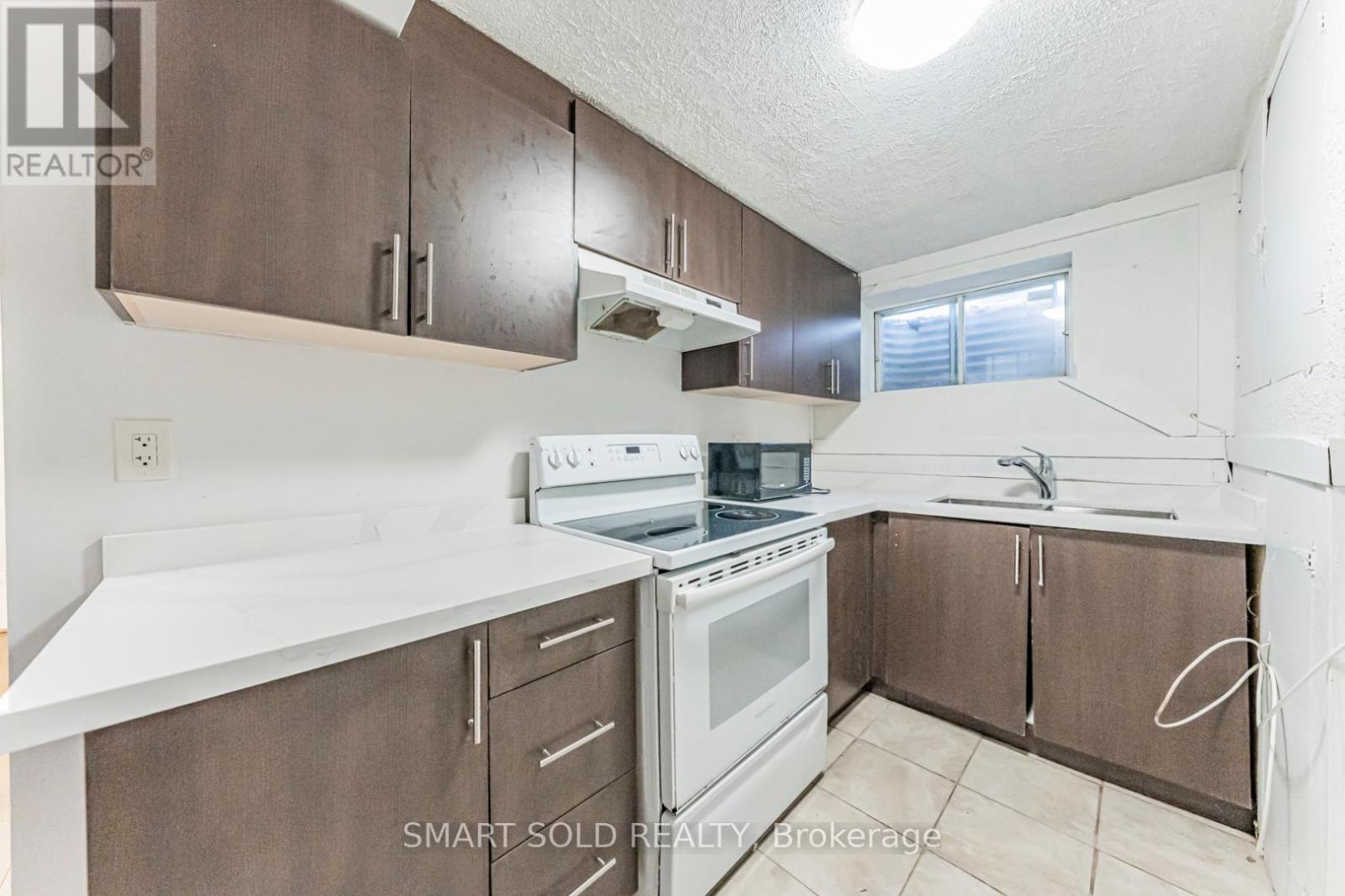 22 Hazelglen Court, Brampton, ON - Indoor Photo Showing Kitchen With Double Sink