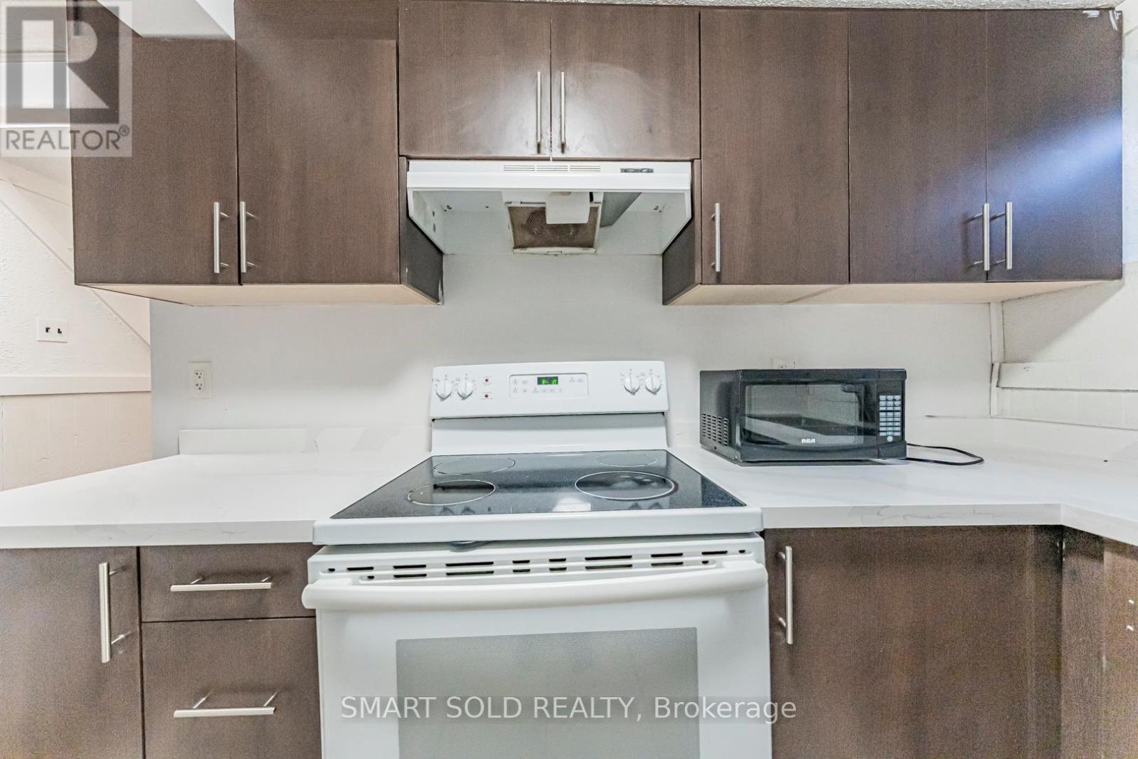 22 Hazelglen Court, Brampton, ON - Indoor Photo Showing Kitchen