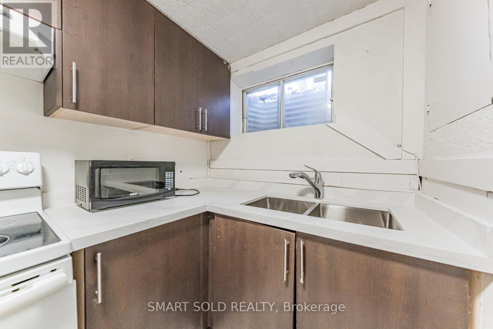 22 Hazelglen Court, Brampton, ON - Indoor Photo Showing Kitchen With Double Sink