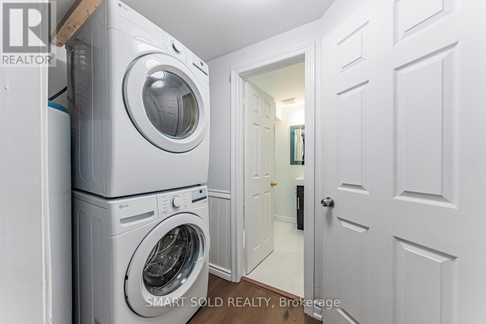22 Hazelglen Court, Brampton, ON - Indoor Photo Showing Laundry Room