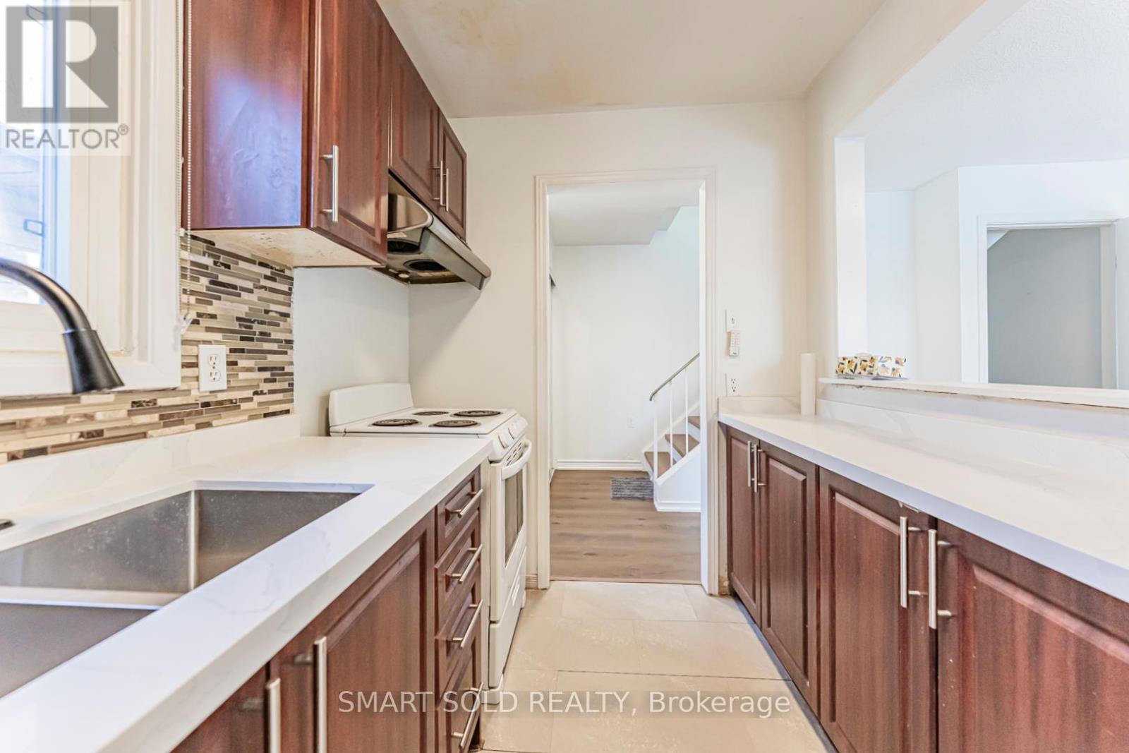 22 Hazelglen Court, Brampton, ON - Indoor Photo Showing Kitchen