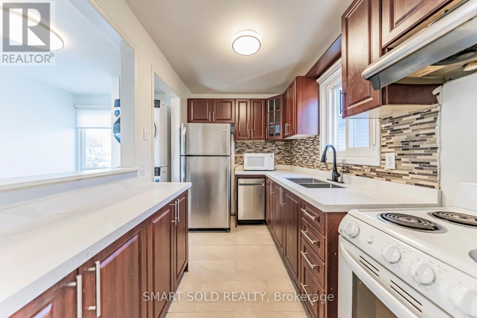 22 Hazelglen Court, Brampton, ON - Indoor Photo Showing Kitchen With Double Sink