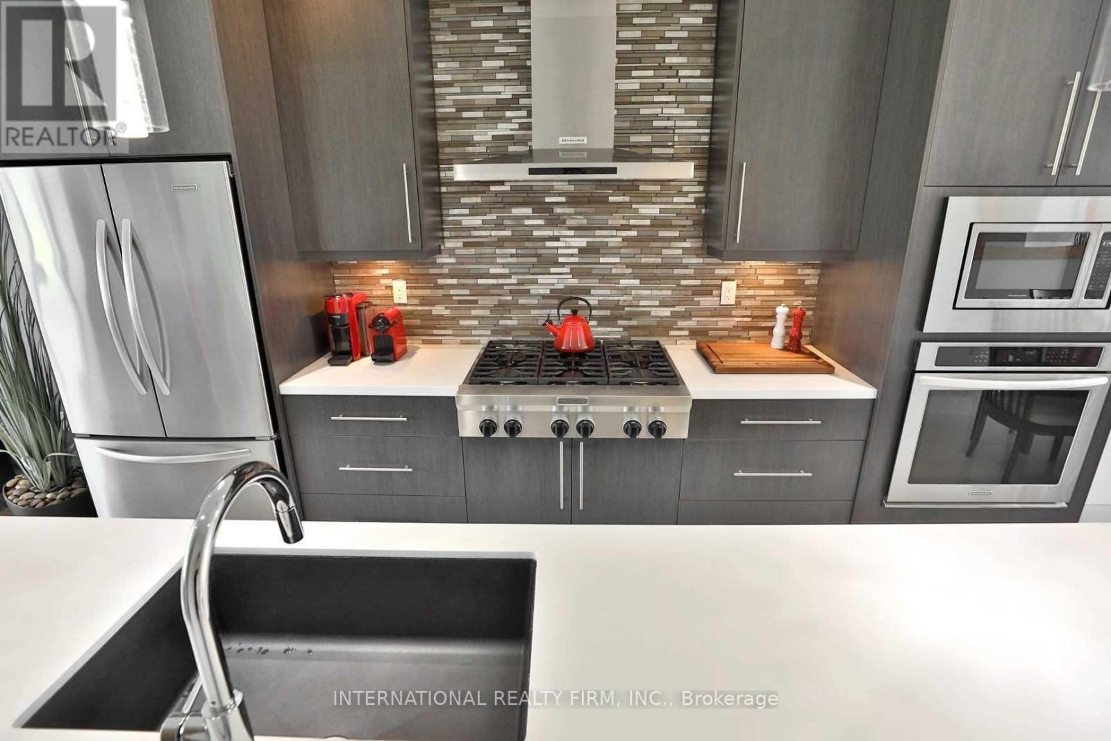 286 Vellwood Common, Oakville, ON - Indoor Photo Showing Kitchen With Upgraded Kitchen