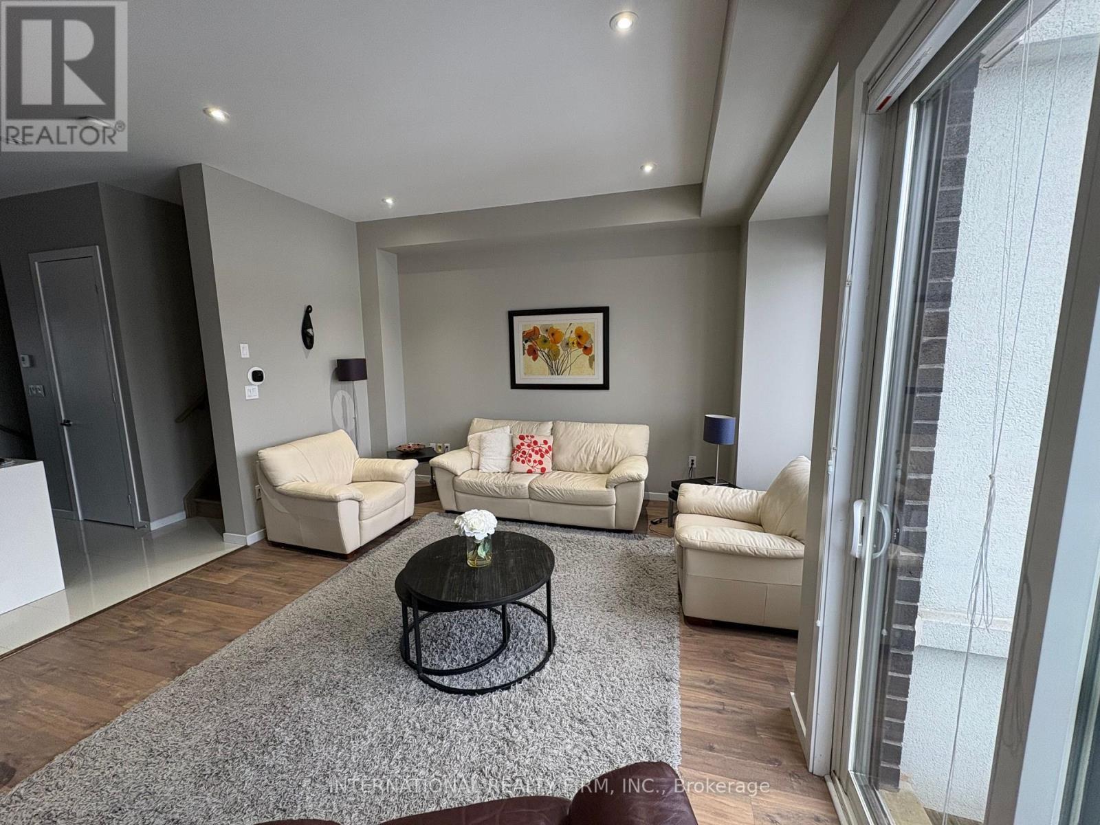 286 Vellwood Common, Oakville, ON - Indoor Photo Showing Living Room