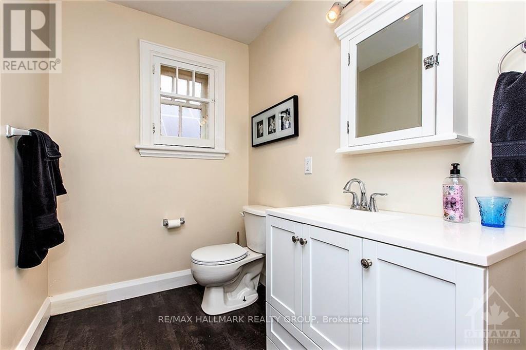 9 1/2 Ella Street, Ottawa, ON - Indoor Photo Showing Bathroom