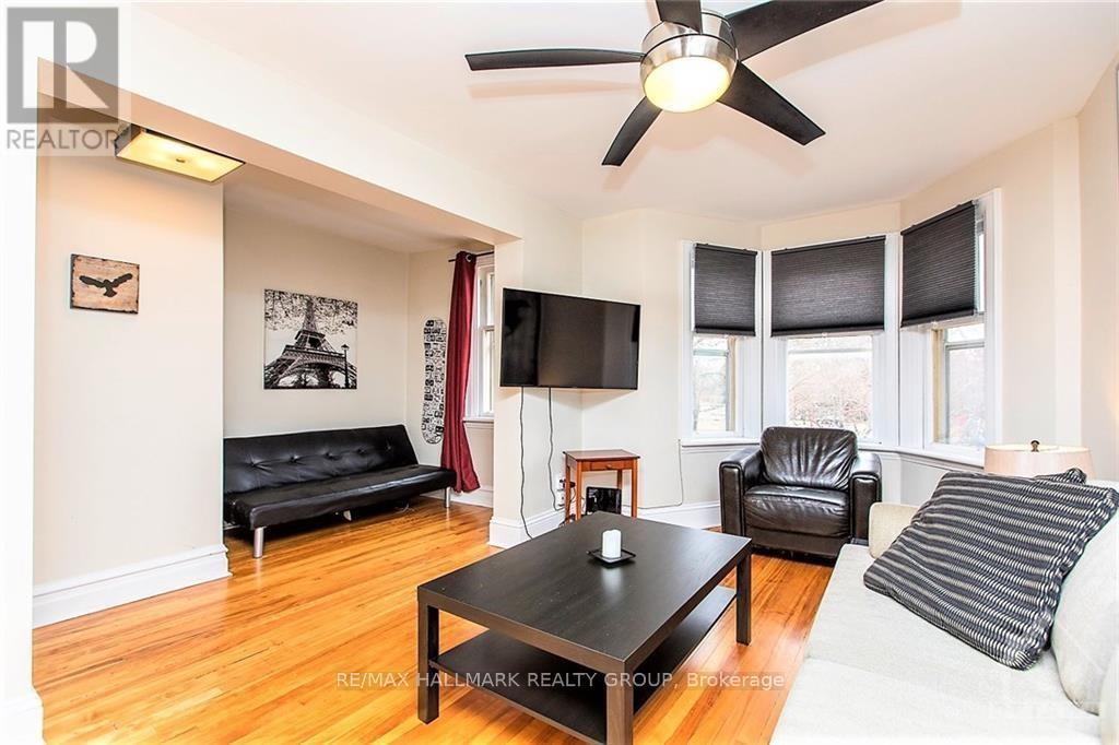 9 1/2 Ella Street, Ottawa, ON - Indoor Photo Showing Living Room